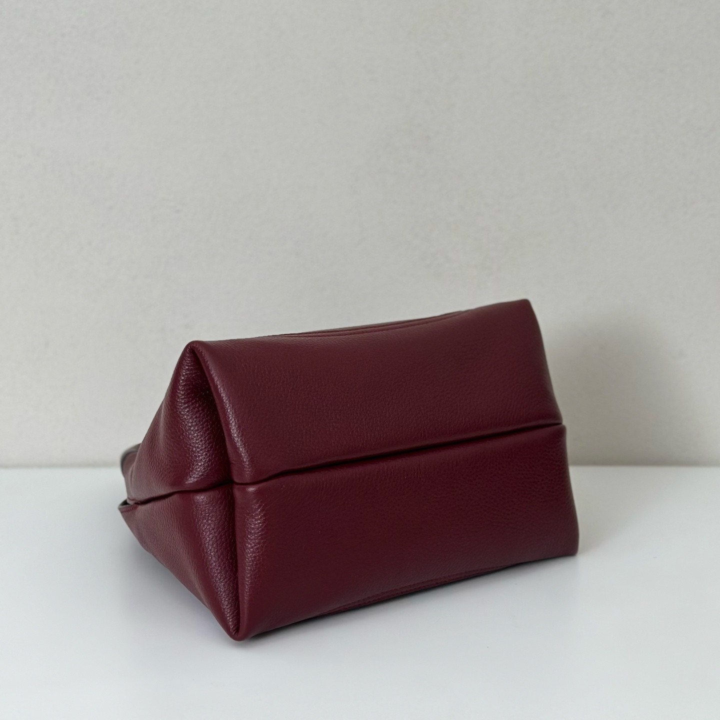Bolso Softbit de cuero con asa superior - Image 4