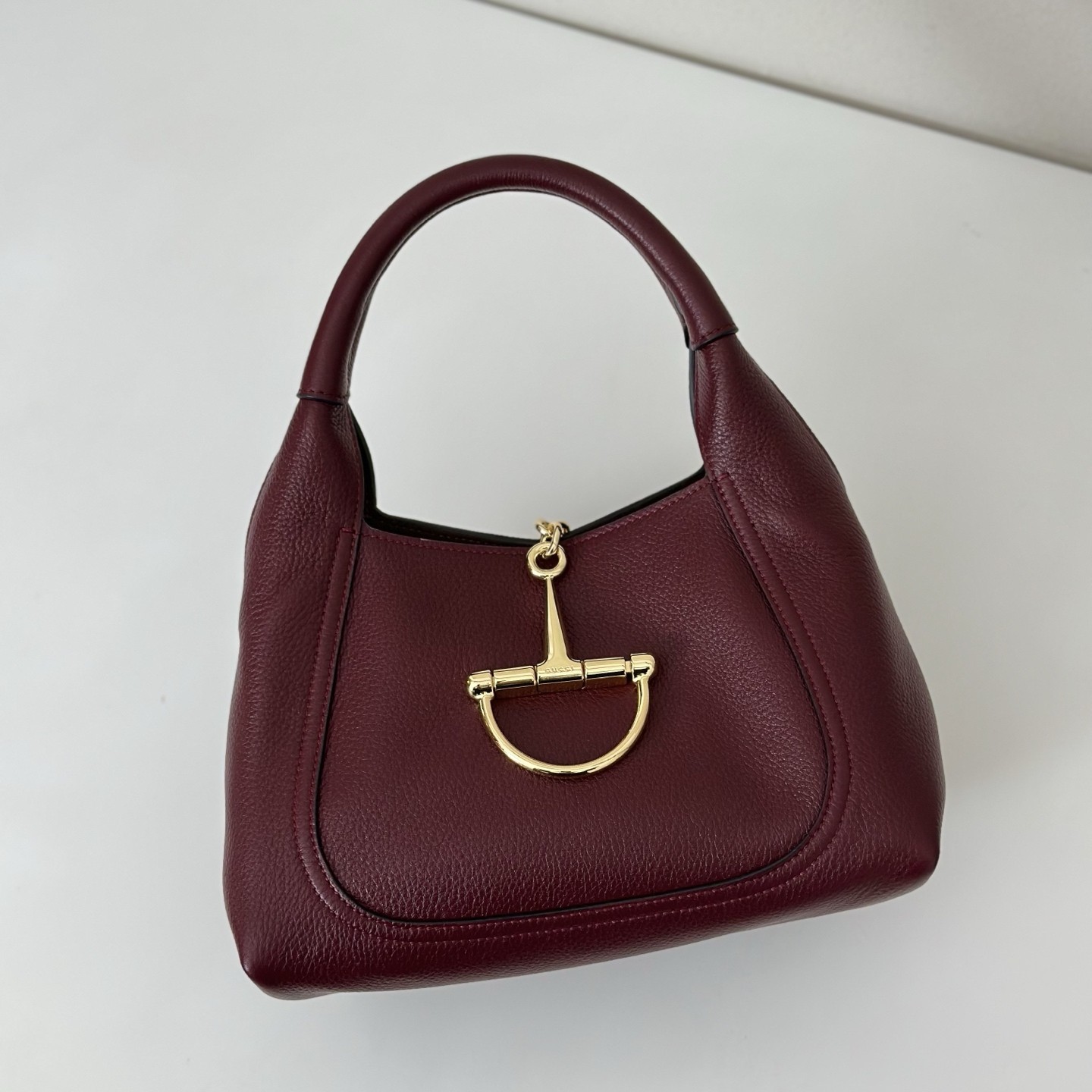 Bolso Softbit de cuero con asa superior - Image 5