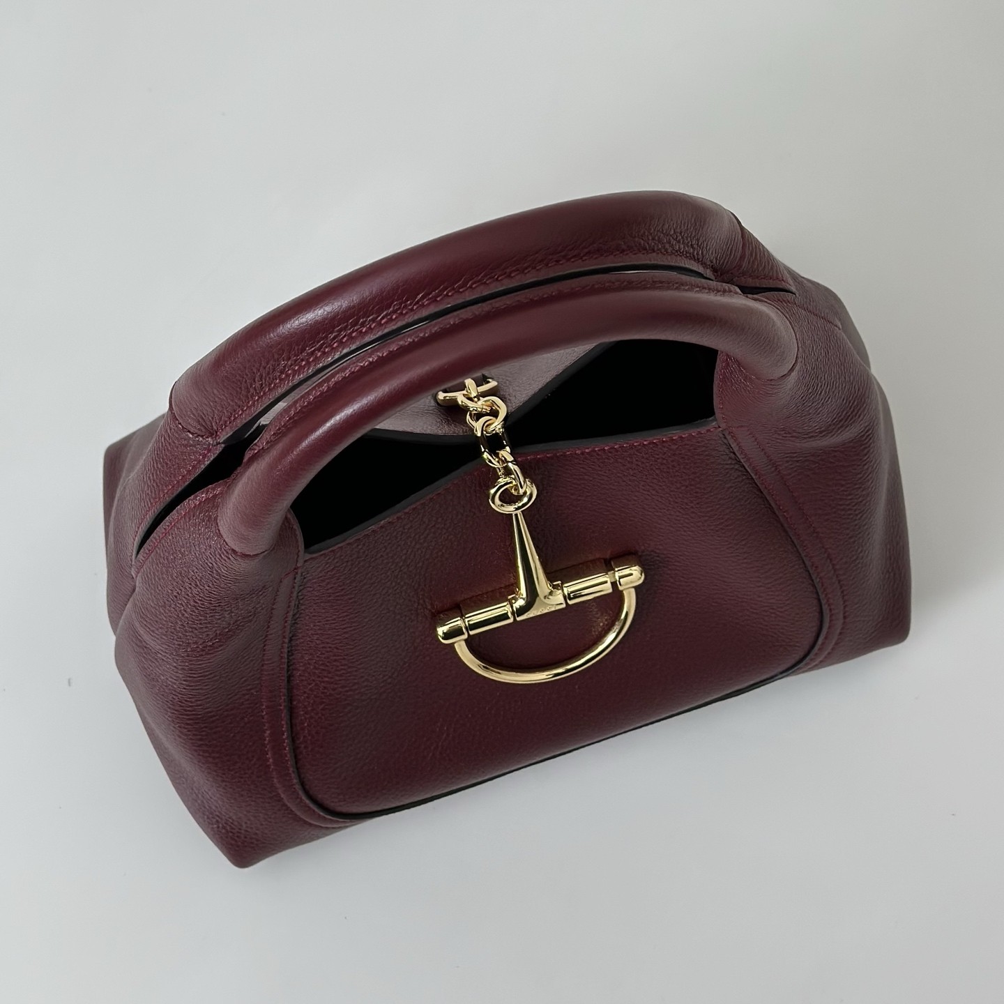 Bolso Softbit de cuero con asa superior - Image 9