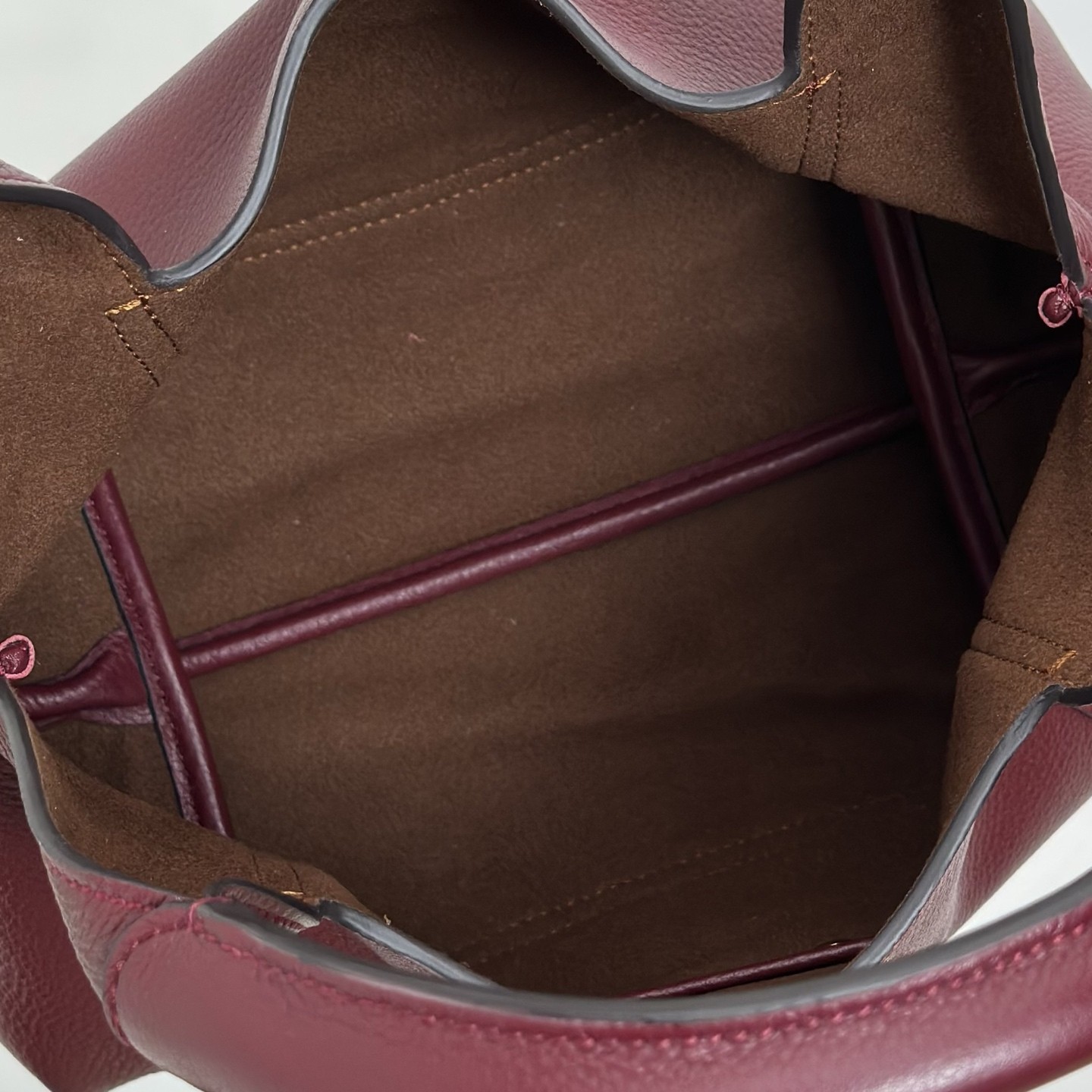 Bolso Softbit de cuero con asa superior - Image 7