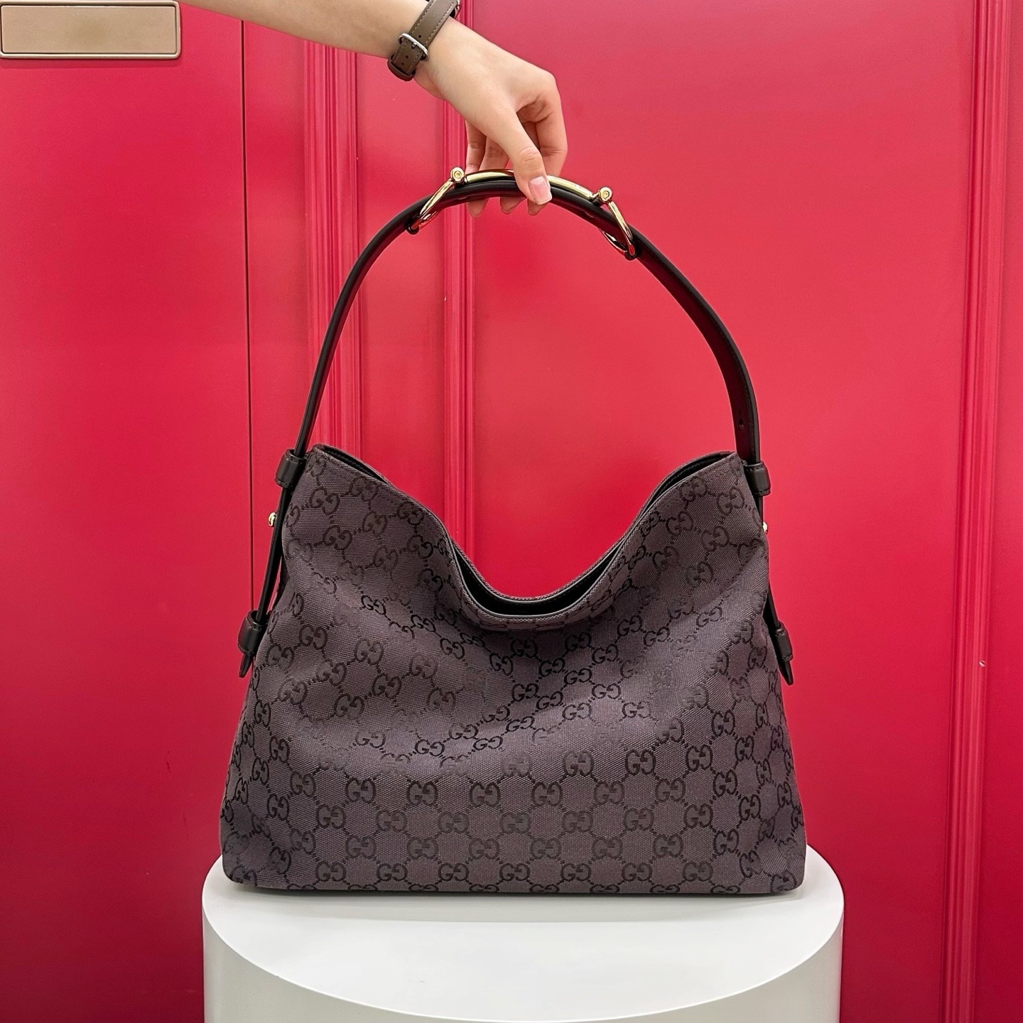 Bolso Tote Maxi Beatrix con Horsebit de Gucci en Lona GG Gris Oscuro - Image 3