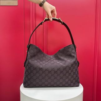 Bolso Tote Maxi Beatrix con Horsebit de Gucci en Lona GG Gris Oscuro
