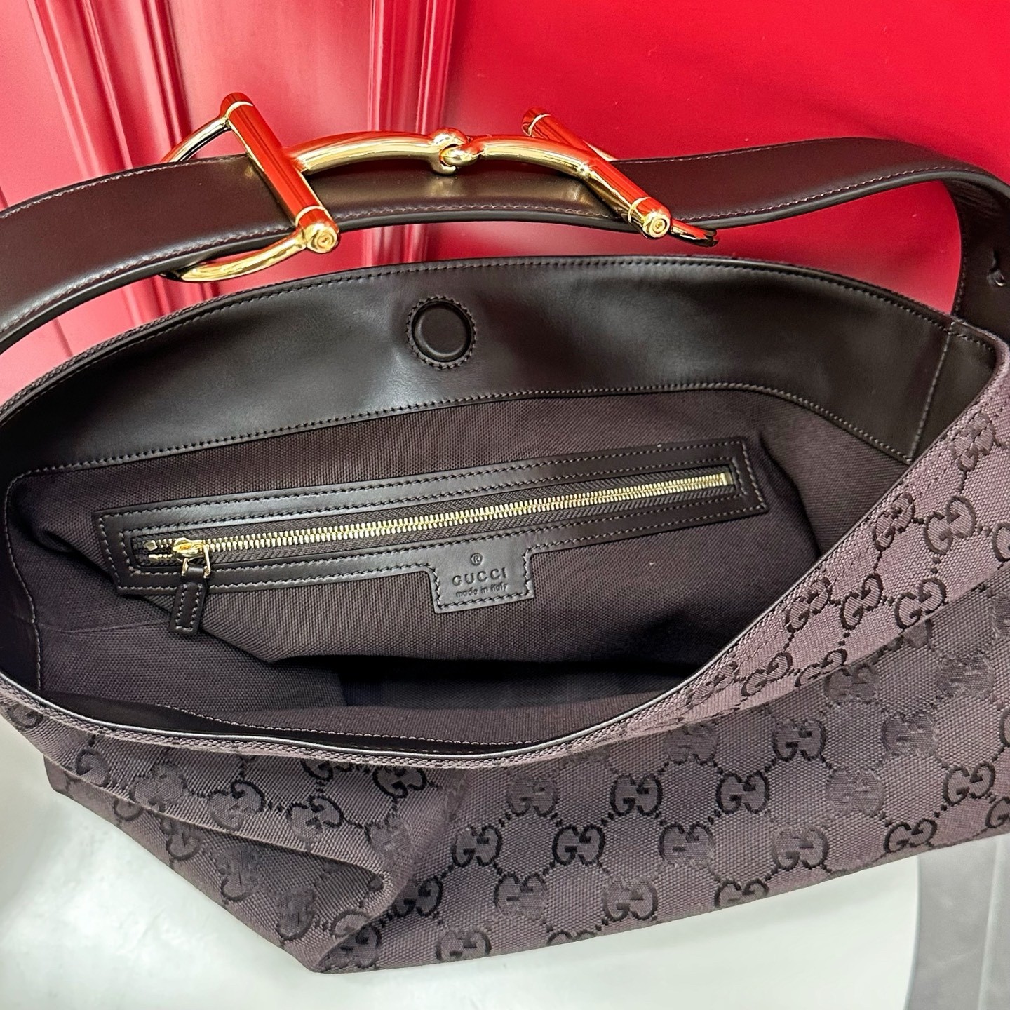 Bolso Tote Maxi Beatrix con Horsebit de Gucci en Lona GG Gris Oscuro - Image 8