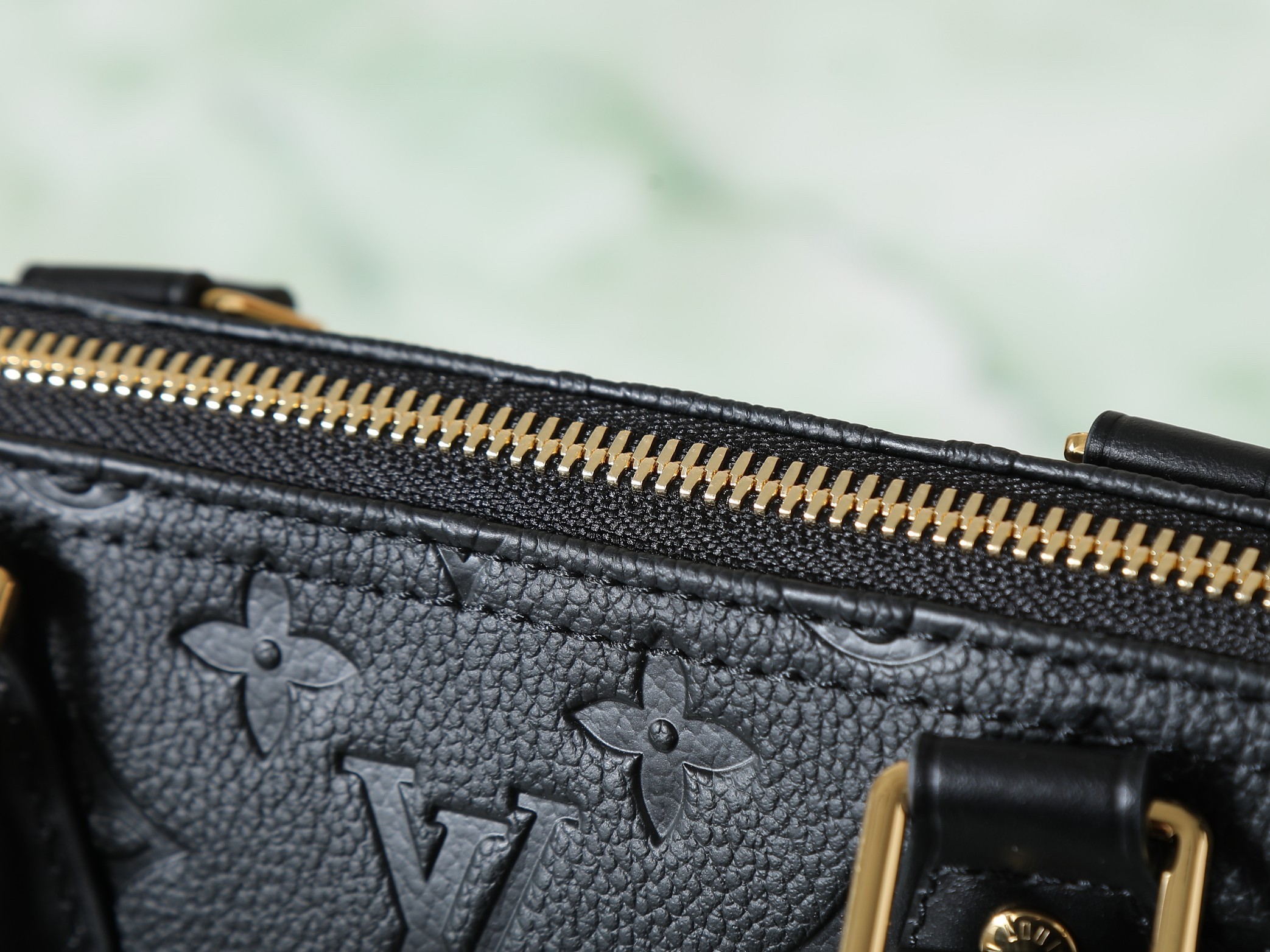 Bolso Alma PM de Louis Vuitton en piel Monogram Empreinte color negro - Image 9
