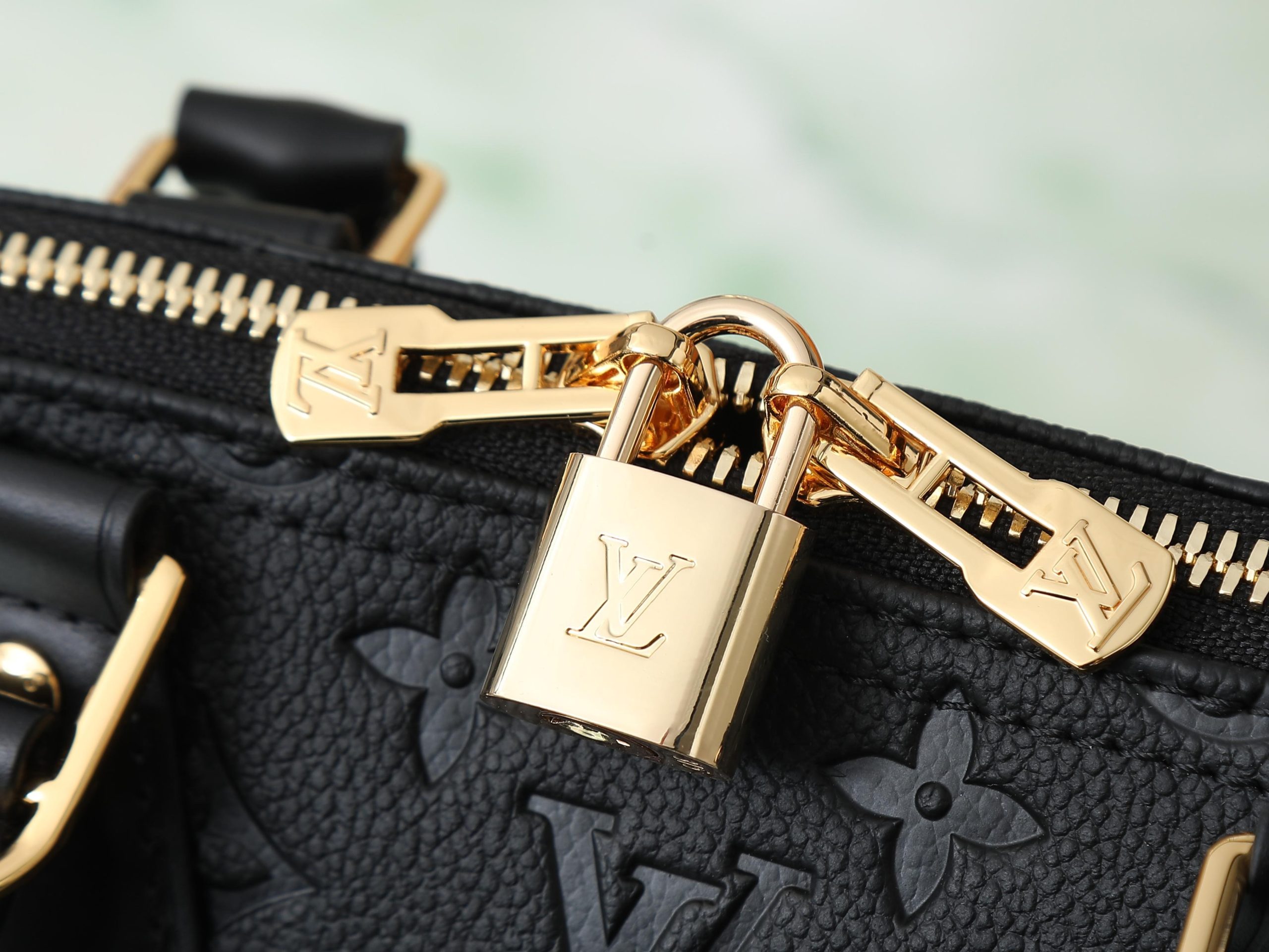 Bolso Alma PM de Louis Vuitton en piel Monogram Empreinte color negro - Image 8