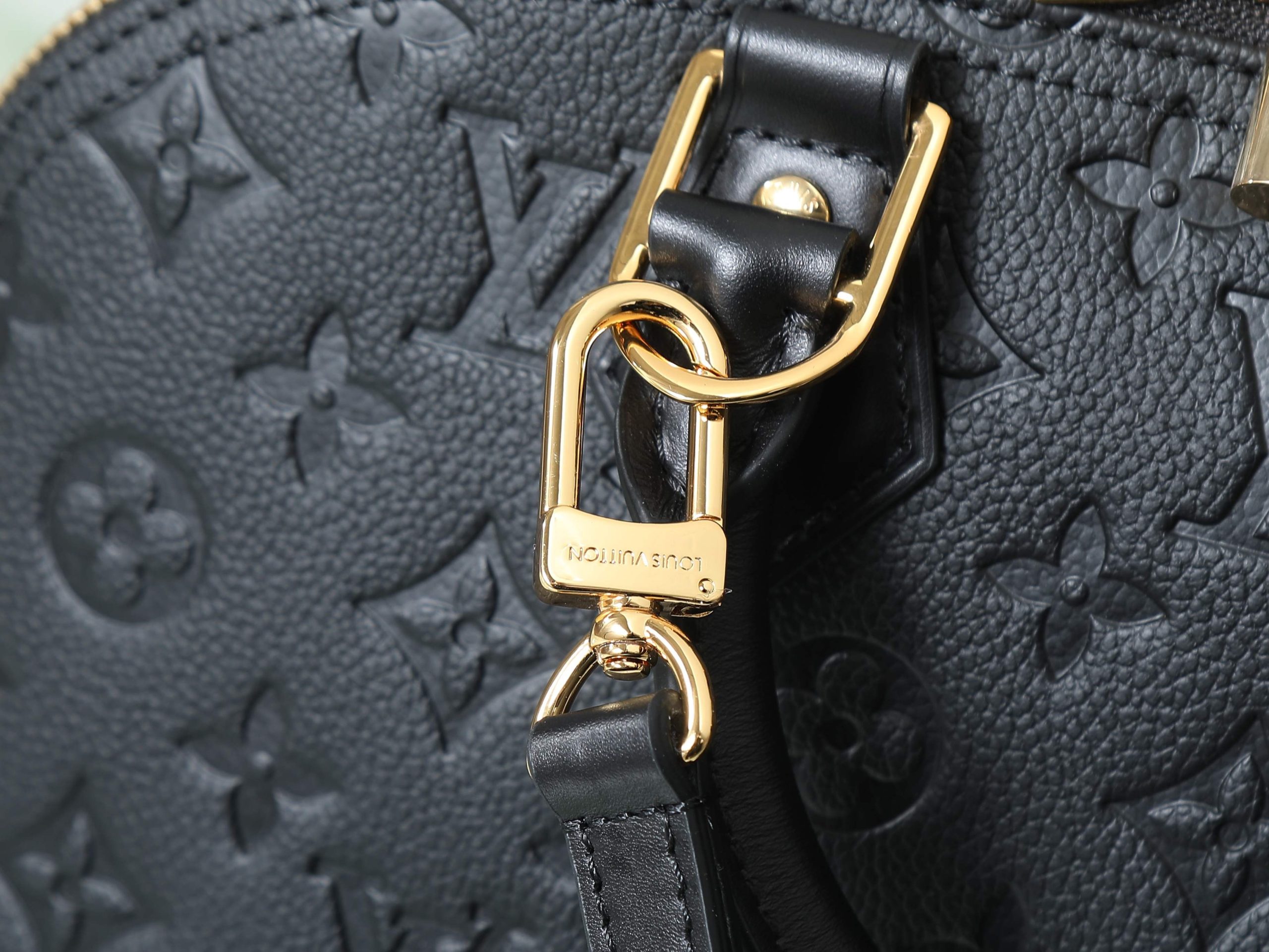 Bolso Alma PM de Louis Vuitton en piel Monogram Empreinte color negro - Image 7