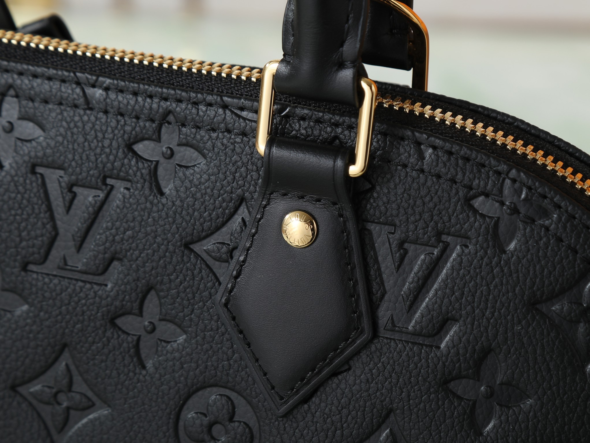 Bolso Alma PM de Louis Vuitton en piel Monogram Empreinte color negro - Image 6