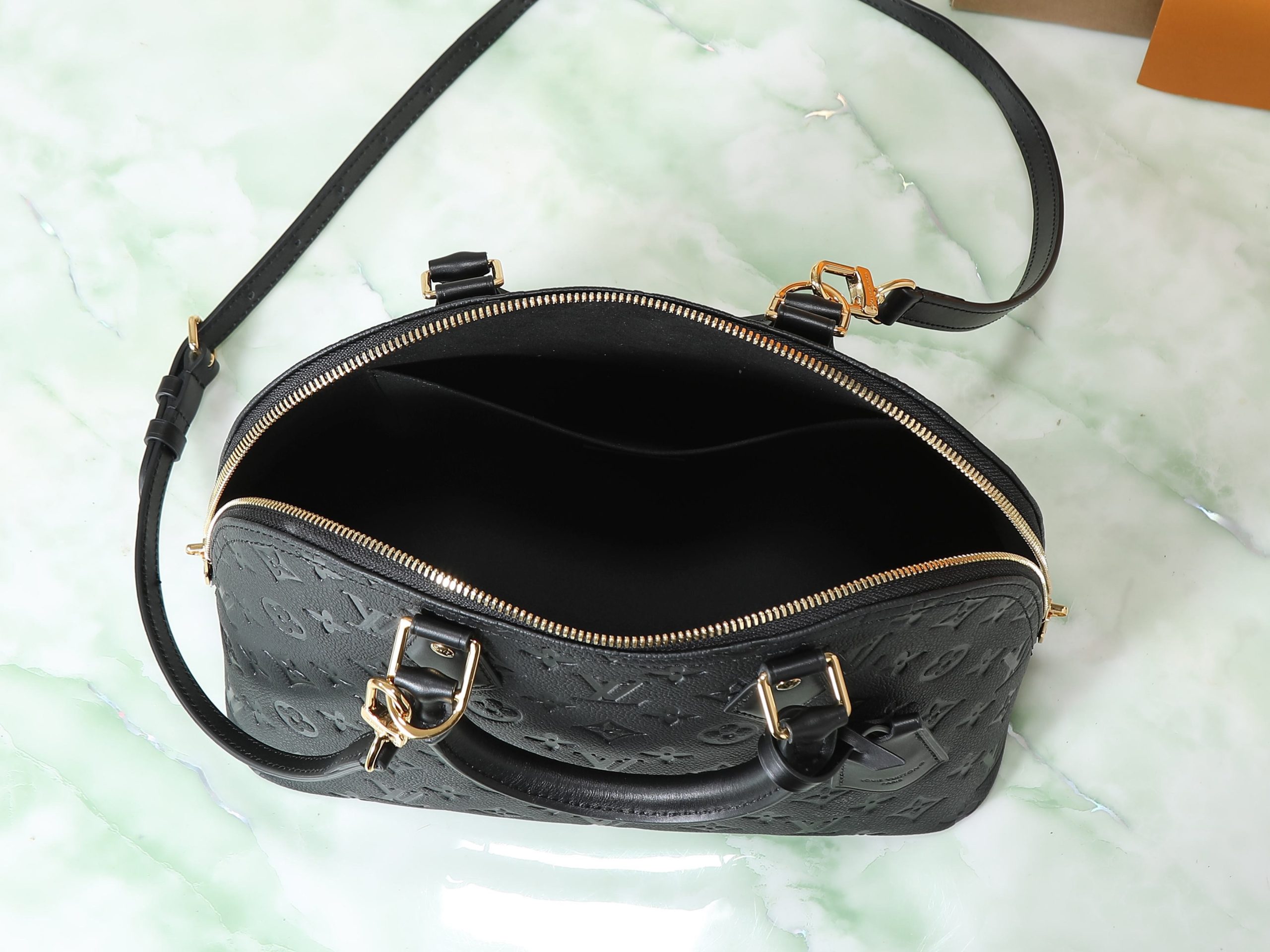 Bolso Alma PM de Louis Vuitton en piel Monogram Empreinte color negro - Image 5