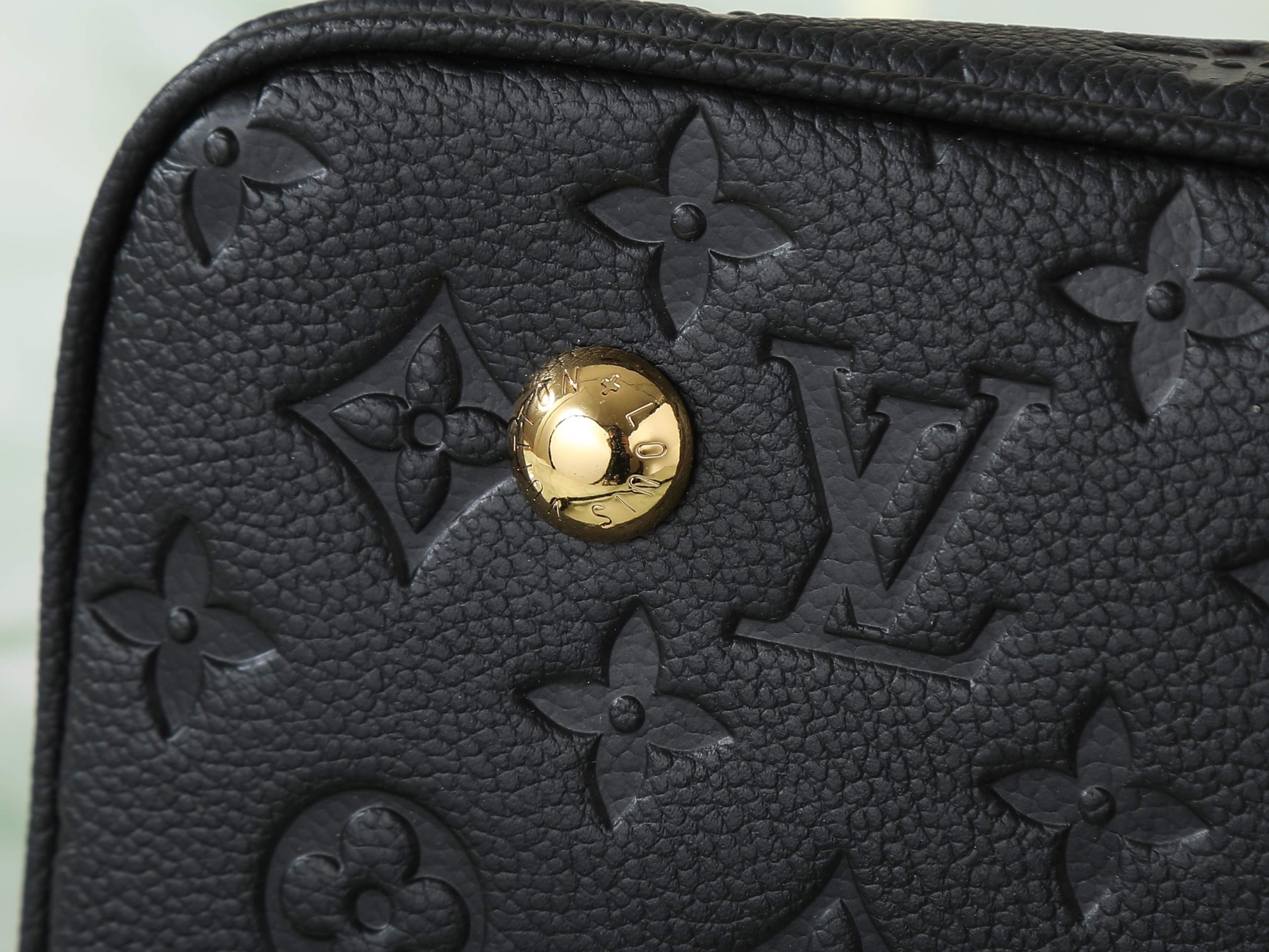 Bolso Alma PM de Louis Vuitton en piel Monogram Empreinte color negro - Image 10