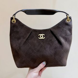 Bolso Chanel tipo hobo de ante