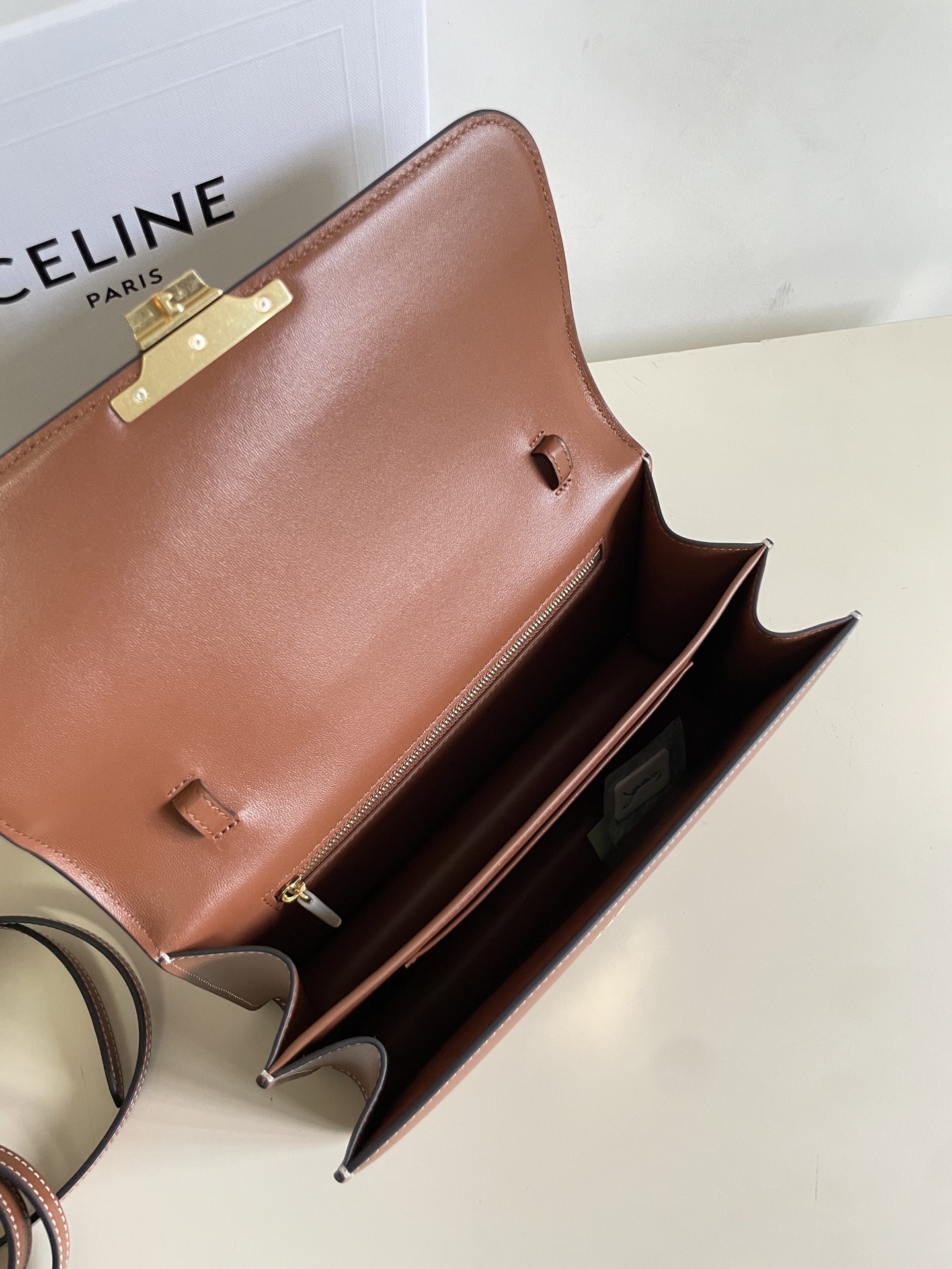 Bolso de lujo Celine Triomphe Folio marrón - Image 9