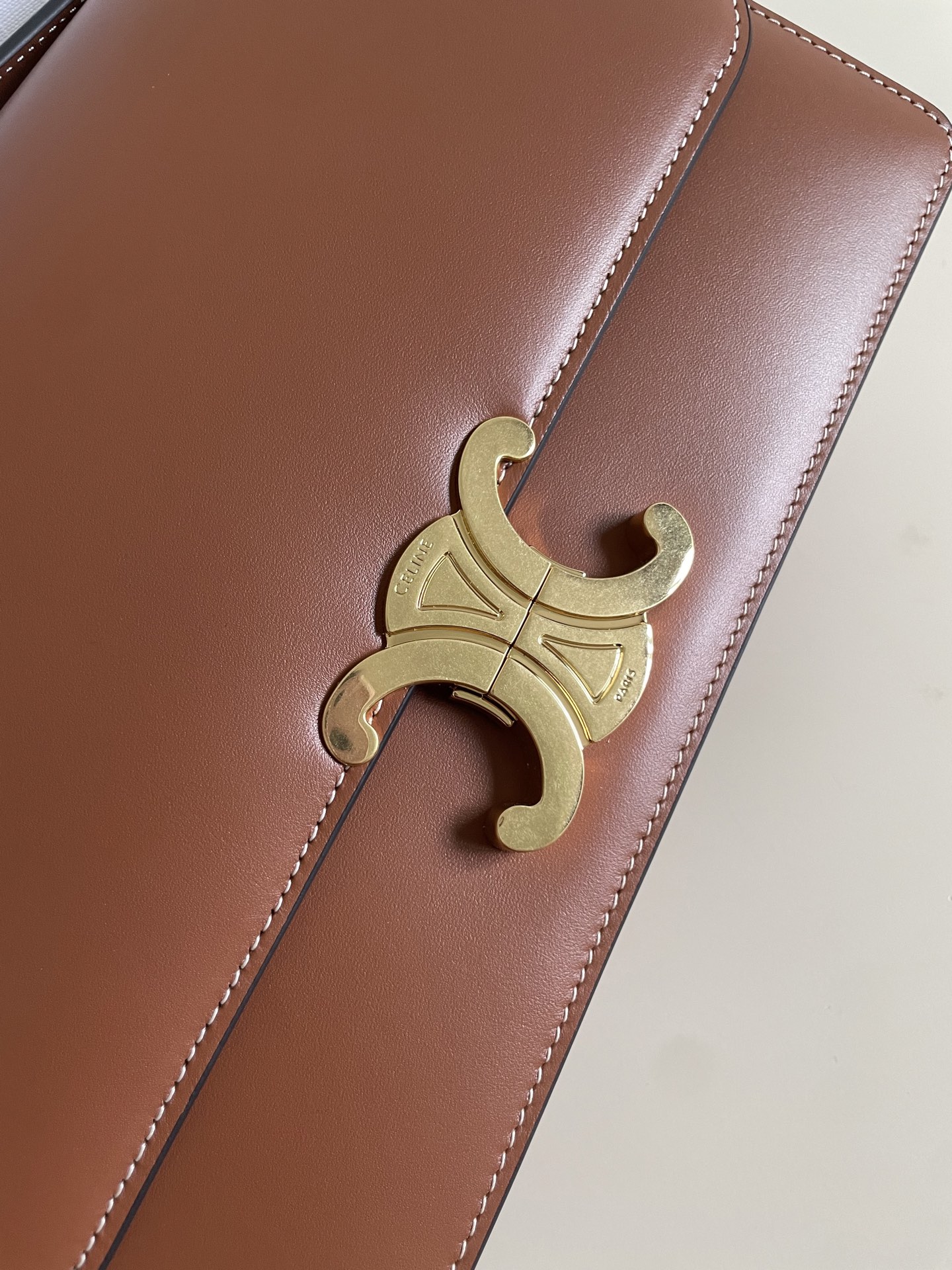 Bolso de lujo Celine Triomphe Folio marrón - Image 8