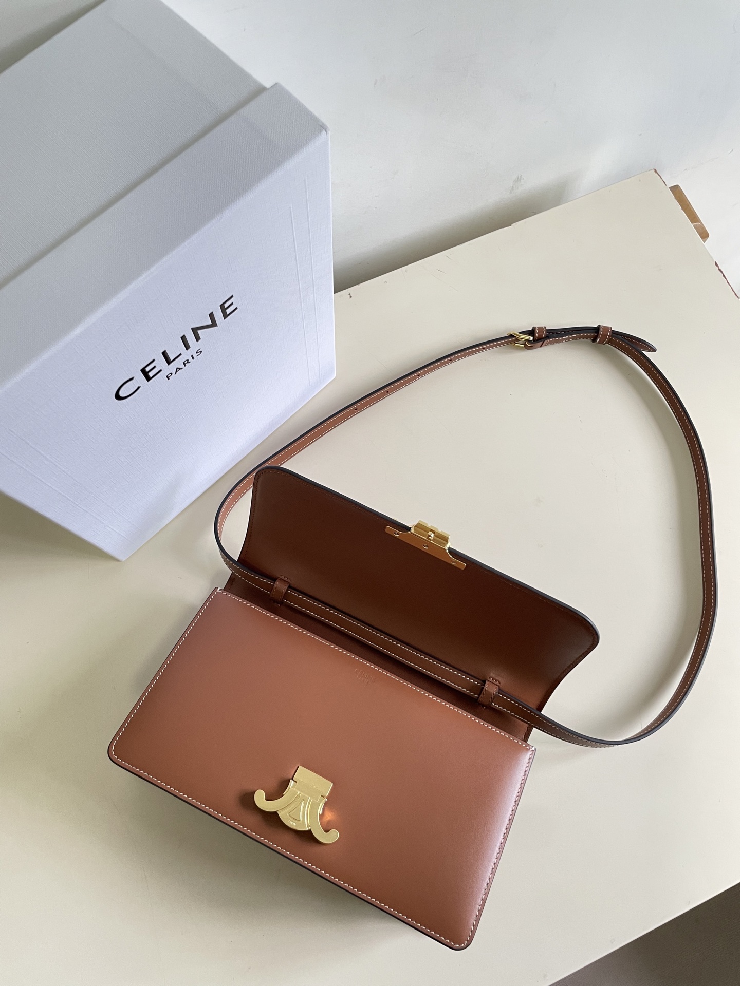 Bolso de lujo Celine Triomphe Folio marrón - Image 7