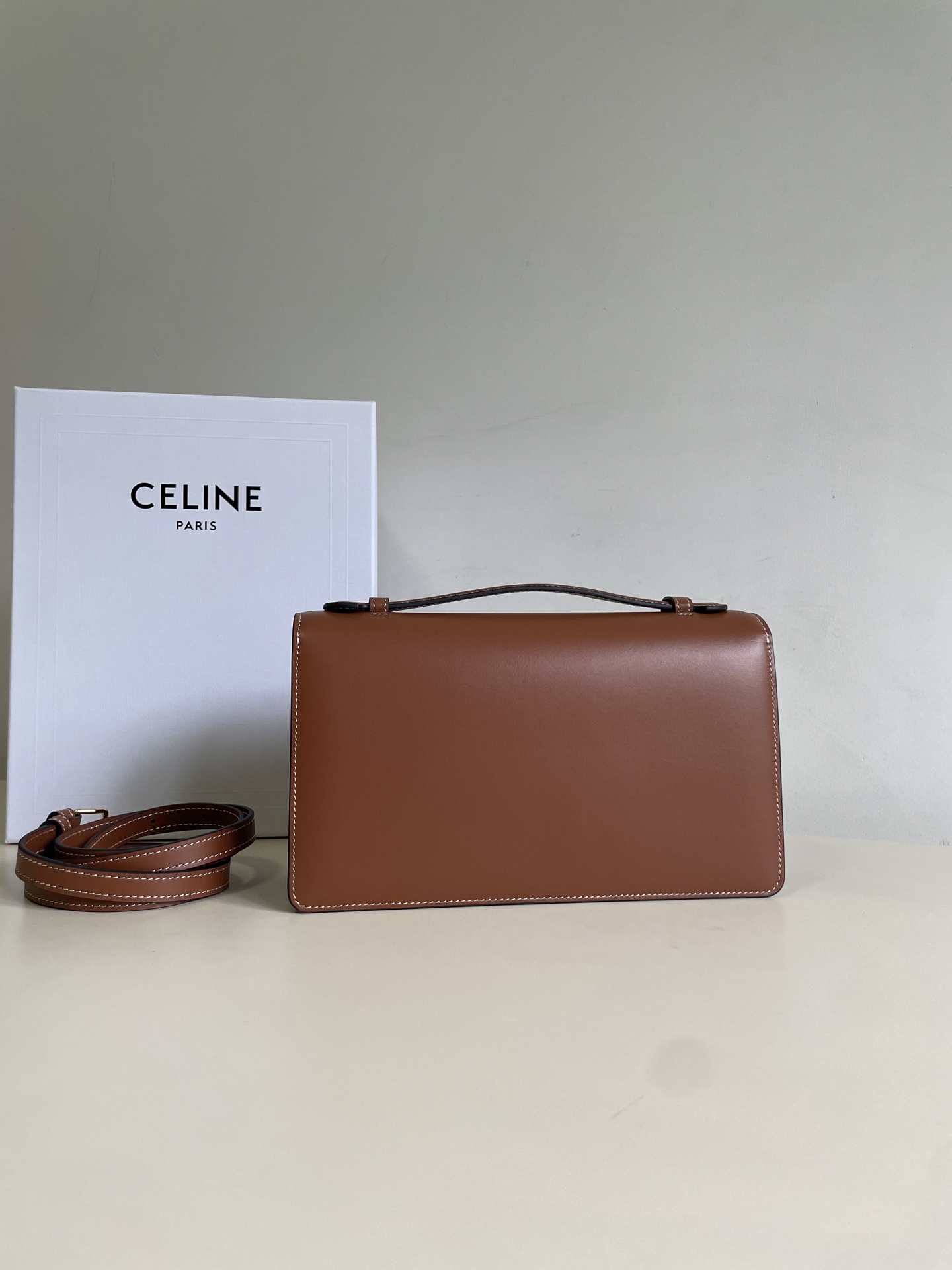 Bolso de lujo Celine Triomphe Folio marrón - Image 5