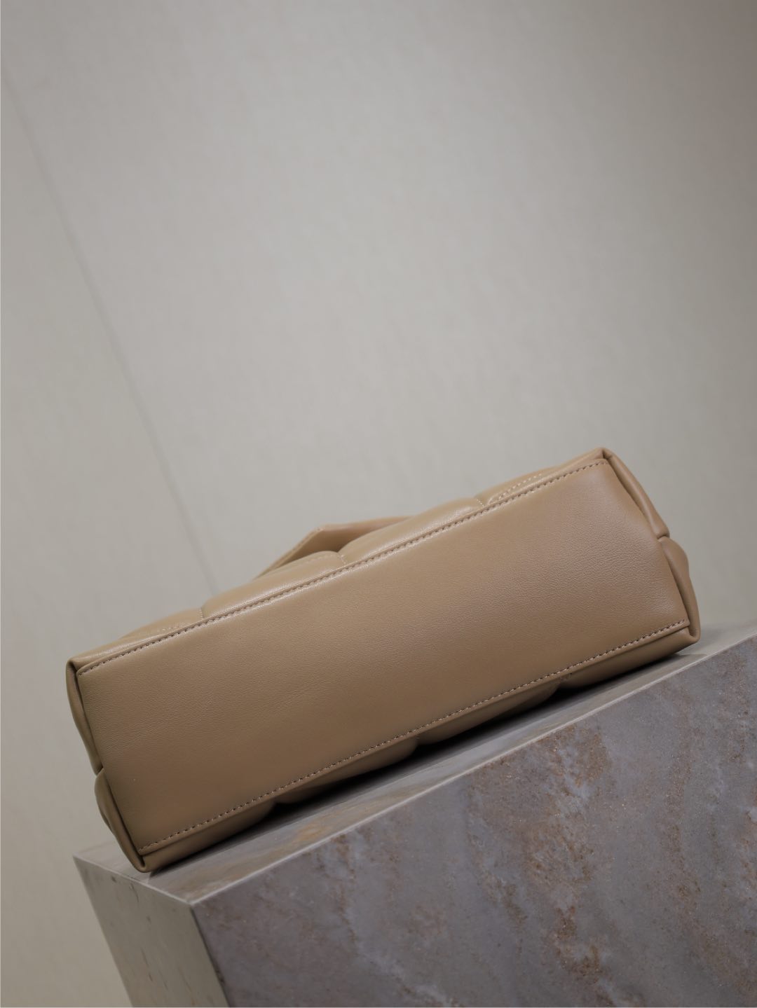 Bolsos de lujo asequibles Loulou Puffer Small de Saint Laurent - Image 2