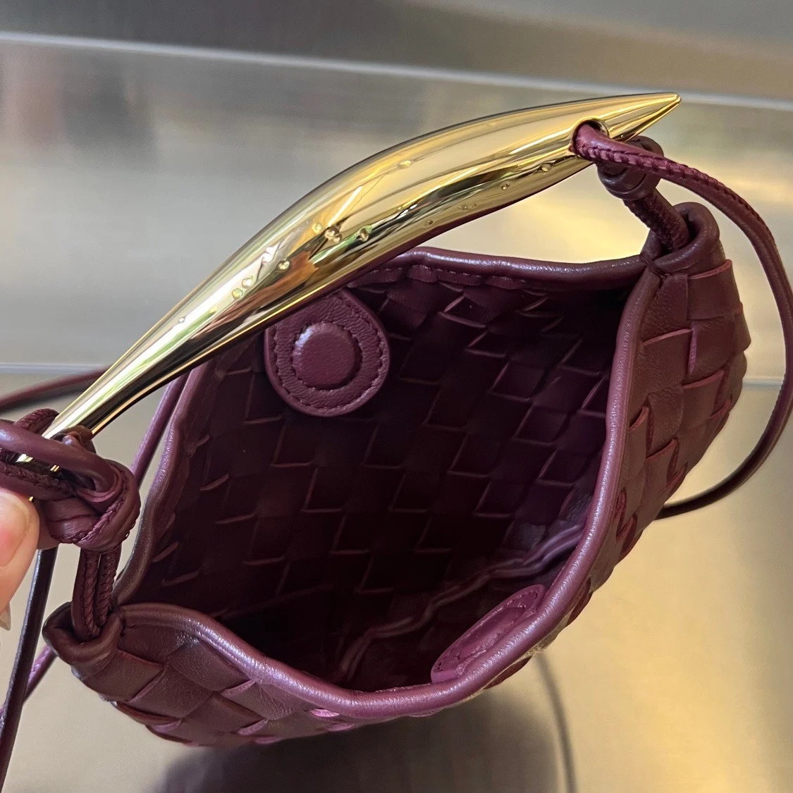 bolsos de lujo mano Bottega Veneta Sardine Mini Bag In Barolo Intrecciato Lambskin 8 bolsos de lujo mano Bottega Veneta Sardine Mini Bag In Barolo Intrecciato Lambskin - Image 8