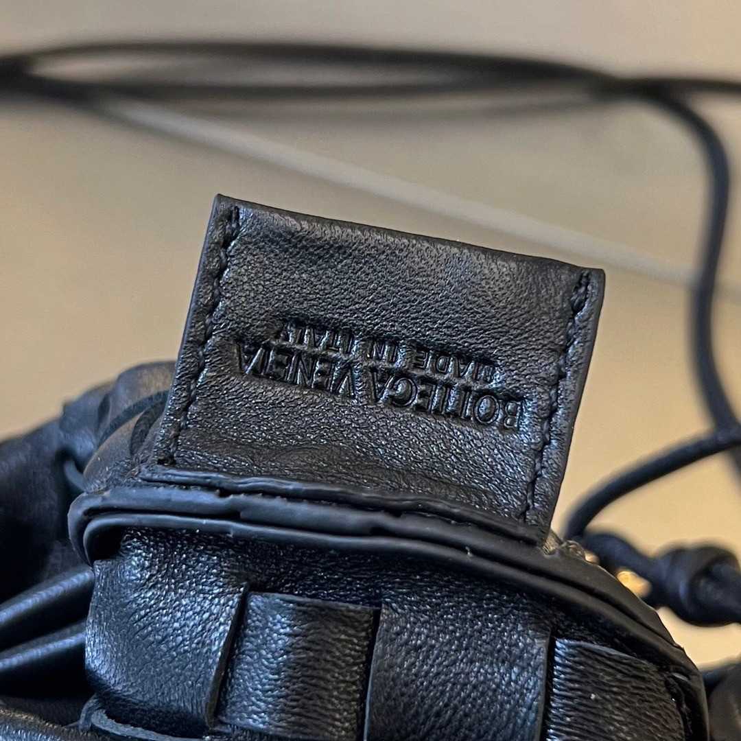 bolsos de lujo mano Bottega Veneta Sardine Mini Bag In Black Intrecciato Lambskin 10 bolsos de lujo mano Bottega Veneta Sardine Mini Bag In Black Intrecciato Lambskin - Image 10