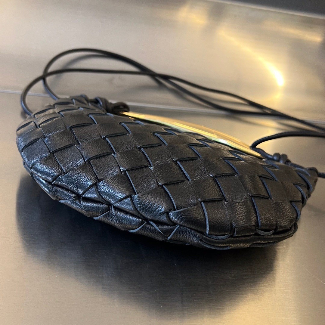 bolsos de lujo mano Bottega Veneta Sardine Mini Bag In Black Intrecciato Lambskin 5 bolsos de lujo mano Bottega Veneta Sardine Mini Bag In Black Intrecciato Lambskin - Image 5