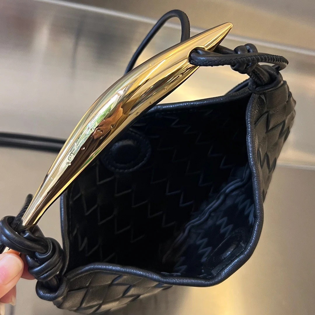 bolsos de lujo mano Bottega Veneta Sardine Mini Bag In Black Intrecciato Lambskin 6 bolsos de lujo mano Bottega Veneta Sardine Mini Bag In Black Intrecciato Lambskin - Image 6