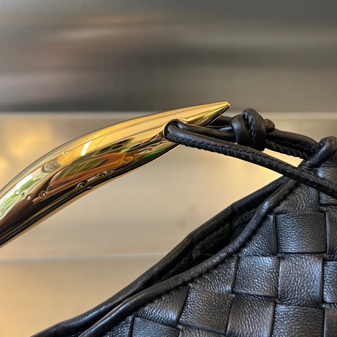 bolsos de lujo mano Bottega Veneta Sardine Mini Bag In Black Intrecciato Lambskin 8 bolsos de lujo mano Bottega Veneta Sardine Mini Bag In Black Intrecciato Lambskin - Image 8