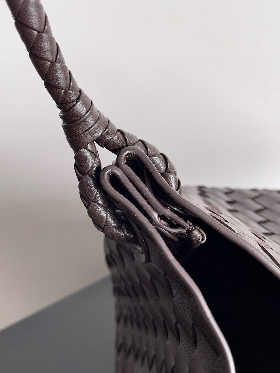 bolsos de lujo mujer Bottega Veneta Parachute Large Bag in Fondant Intrecciato Lambskin 2 bolsos de lujo mujer Bottega Veneta Parachute Large Bag in Fondant Intrecciato Lambskin - Image 2
