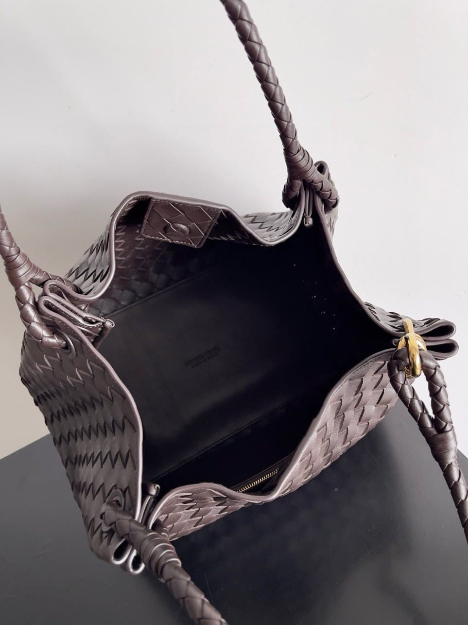 bolsos de lujo mujer Bottega Veneta Parachute Large Bag in Fondant Intrecciato Lambskin 4 bolsos de lujo mujer Bottega Veneta Parachute Large Bag in Fondant Intrecciato Lambskin - Image 4
