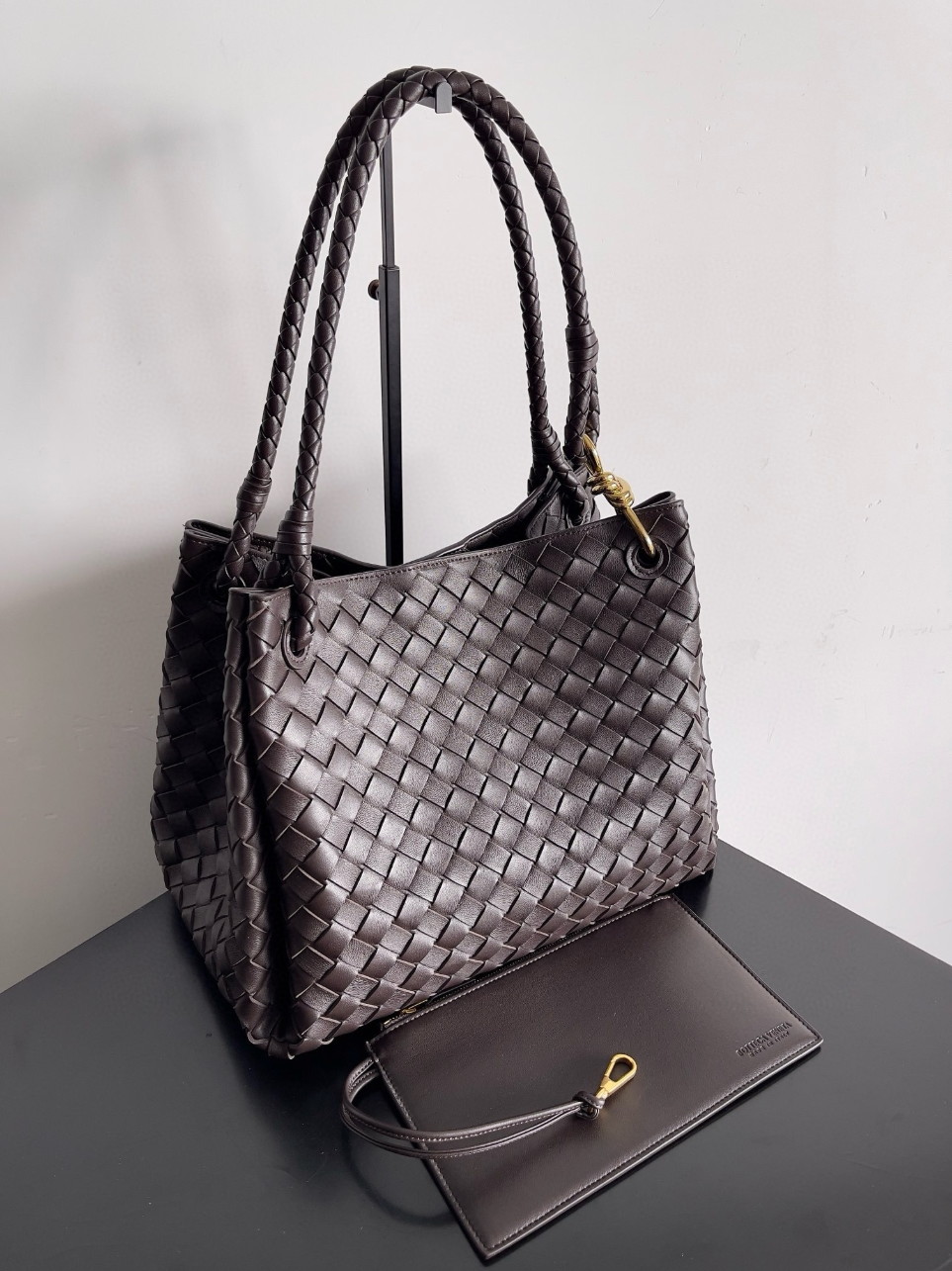 bolsos de lujo mujer Bottega Veneta Parachute Large Bag in Fondant Intrecciato Lambskin 5 bolsos de lujo mujer Bottega Veneta Parachute Large Bag in Fondant Intrecciato Lambskin - Image 5