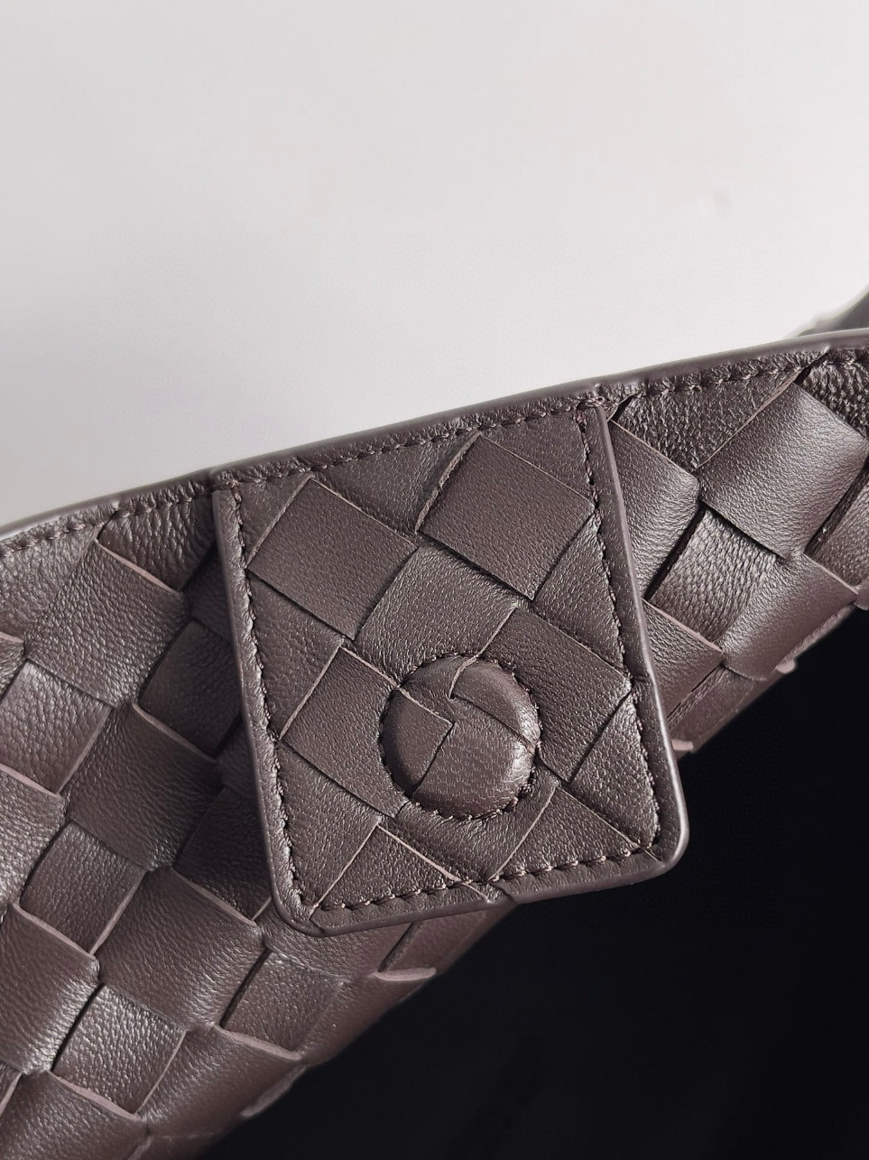bolsos de lujo mujer Bottega Veneta Parachute Large Bag in Fondant Intrecciato Lambskin 6 bolsos de lujo mujer Bottega Veneta Parachute Large Bag in Fondant Intrecciato Lambskin - Image 6
