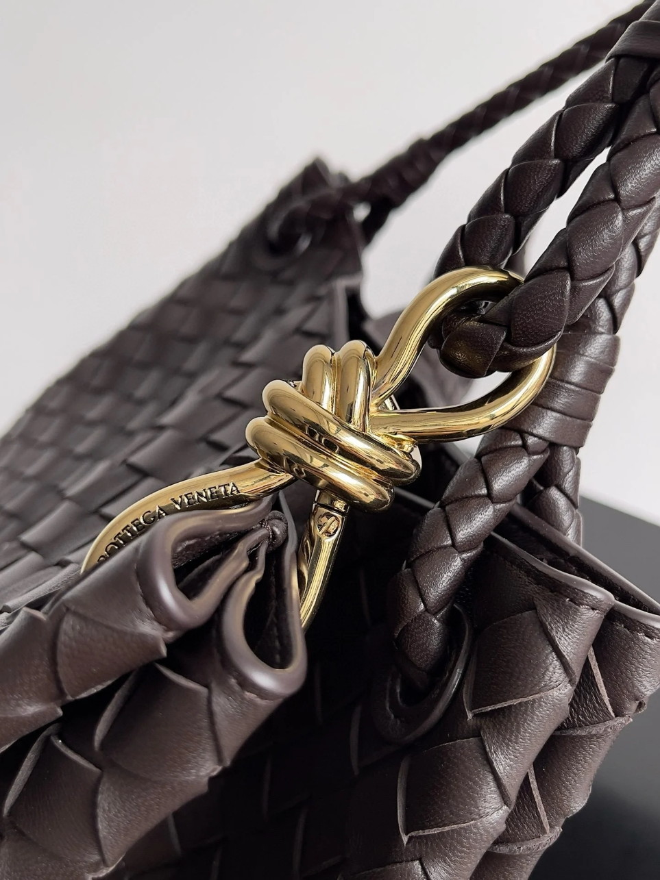 bolsos de lujo mujer Bottega Veneta Parachute Large Bag in Fondant Intrecciato Lambskin 7 bolsos de lujo mujer Bottega Veneta Parachute Large Bag in Fondant Intrecciato Lambskin - Image 7
