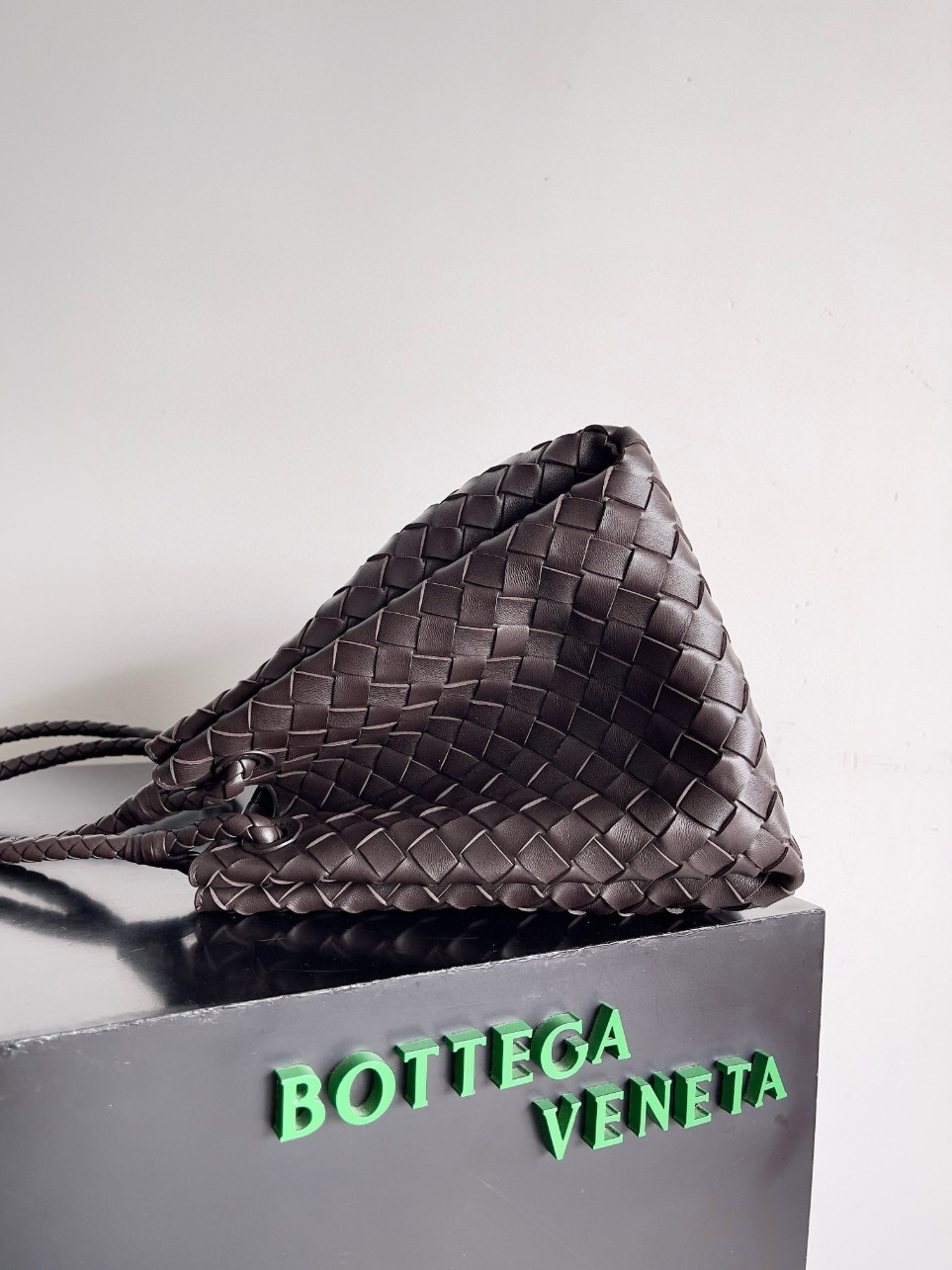 bolsos de lujo mujer Bottega Veneta Parachute Large Bag in Fondant Intrecciato Lambskin 8 bolsos de lujo mujer Bottega Veneta Parachute Large Bag in Fondant Intrecciato Lambskin - Image 8