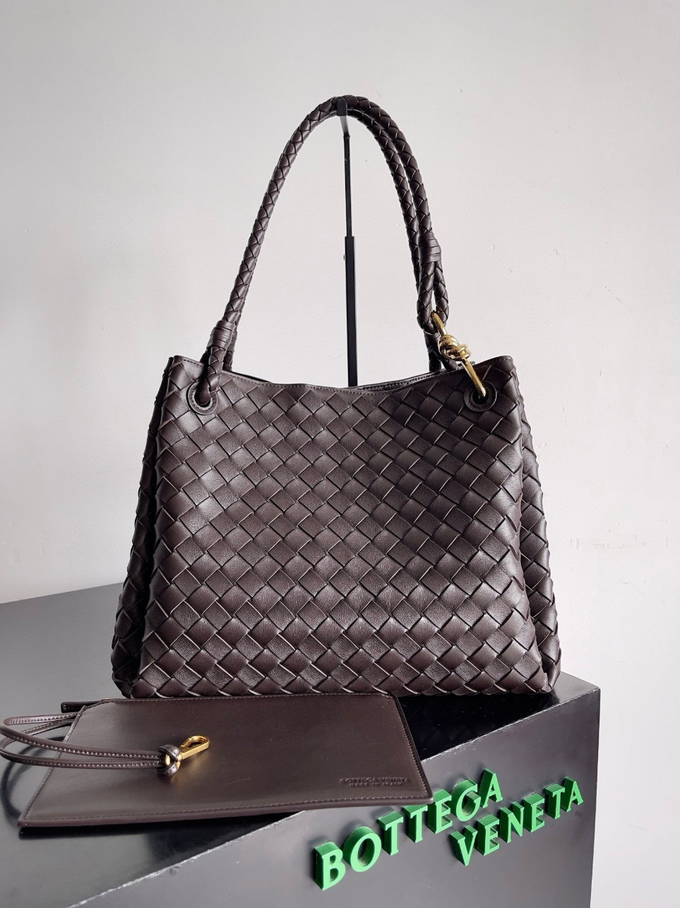 bolsos de lujo mujer Bottega Veneta Parachute Large Bag in Fondant Intrecciato Lambskin 9 bolsos de lujo mujer Bottega Veneta Parachute Large Bag in Fondant Intrecciato Lambskin - Image 9