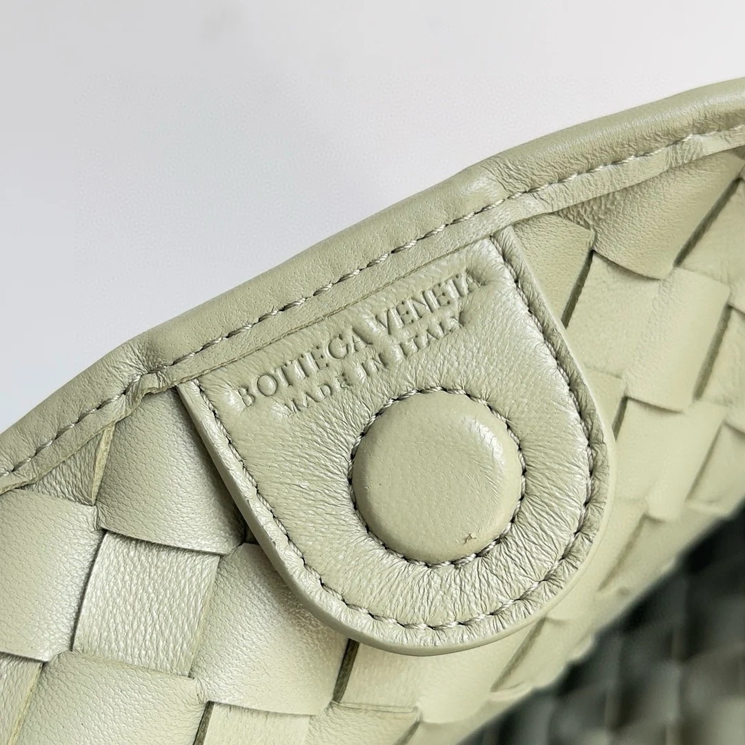 bolsos de lujo mano Bottega Veneta Sardine Medium Bag in Travertine Intrecciato Lambskin 10 bolsos de lujo mano Bottega Veneta Sardine Medium Bag in Travertine Intrecciato Lambskin - Image 10