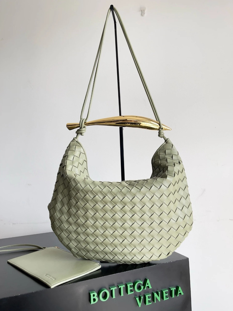 bolsos de lujo mano Bottega Veneta Sardine Medium Bag in Travertine Intrecciato Lambskin 2 bolsos de lujo mano Bottega Veneta Sardine Medium Bag in Travertine Intrecciato Lambskin - Image 2
