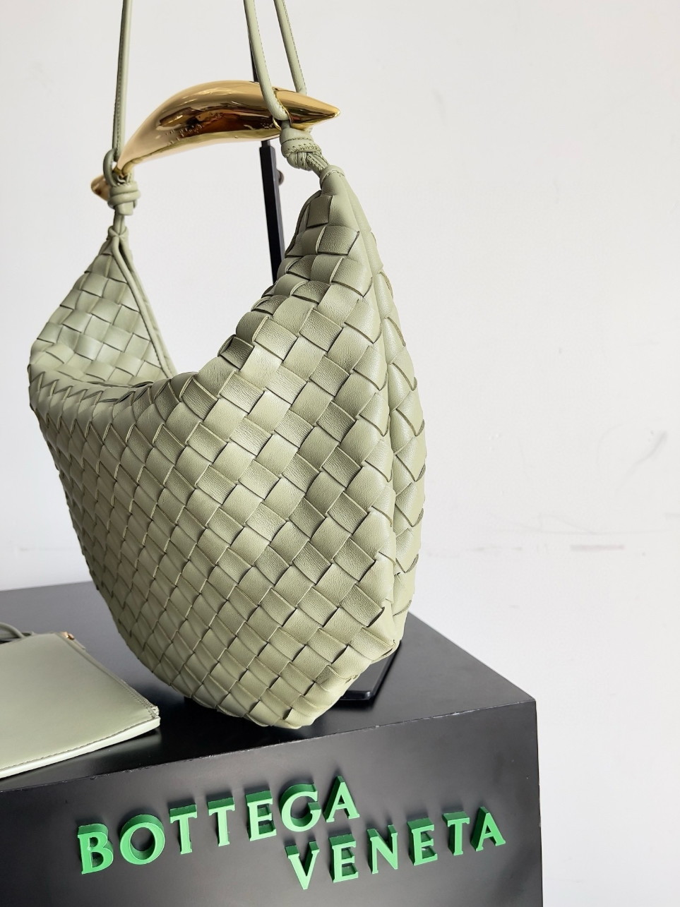 bolsos de lujo mano Bottega Veneta Sardine Medium Bag in Travertine Intrecciato Lambskin 3 bolsos de lujo mano Bottega Veneta Sardine Medium Bag in Travertine Intrecciato Lambskin - Image 3