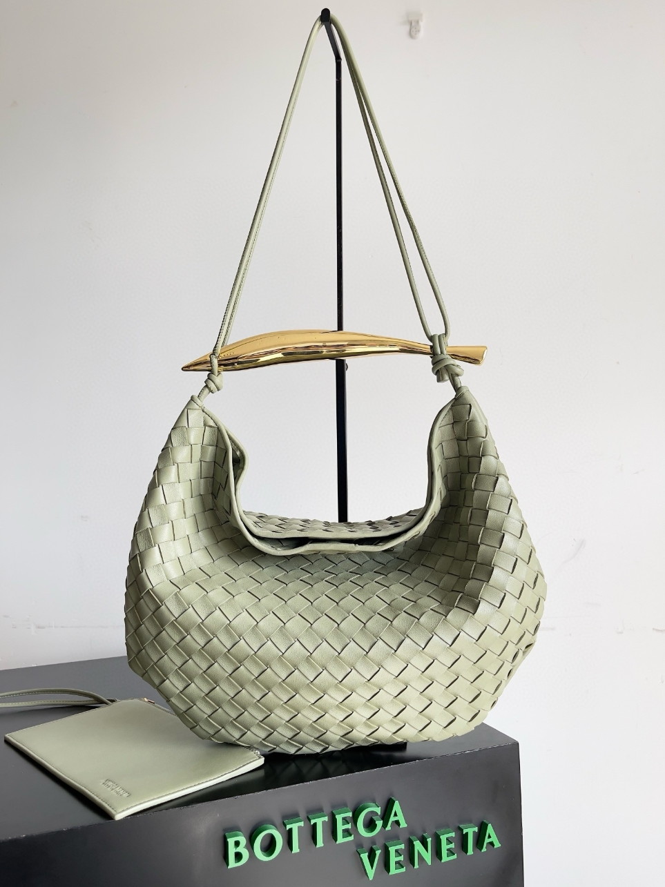 bolsos de lujo mano Bottega Veneta Sardine Medium Bag in Travertine Intrecciato Lambskin 4 bolsos de lujo mano Bottega Veneta Sardine Medium Bag in Travertine Intrecciato Lambskin - Image 4