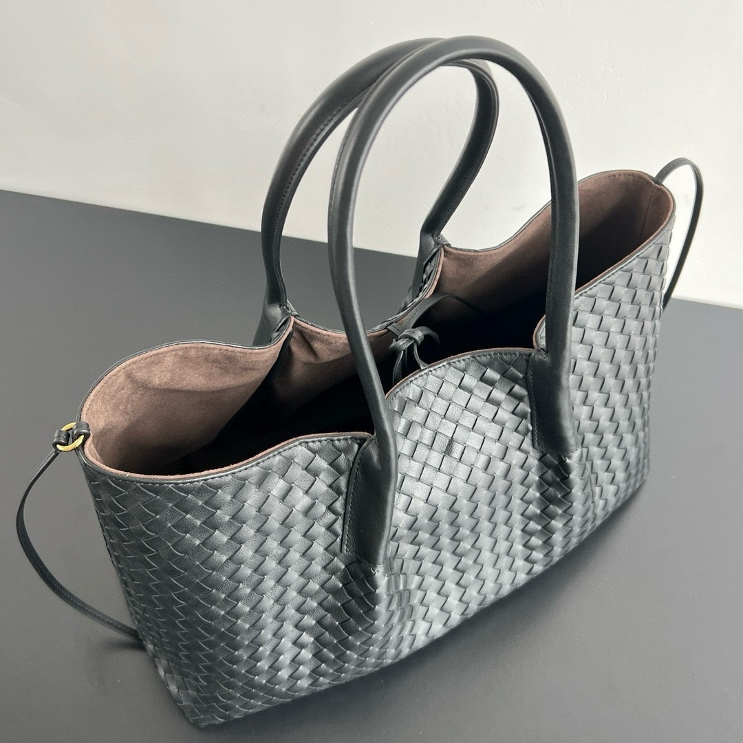 bolsos de lujo mujer Bottega Veneta Pinacoteca Large Bag in Black Intrecciato Calfskin 2 bolsos de lujo mujer Bottega Veneta Pinacoteca Large Bag in Black Intrecciato Calfskin - Image 2
