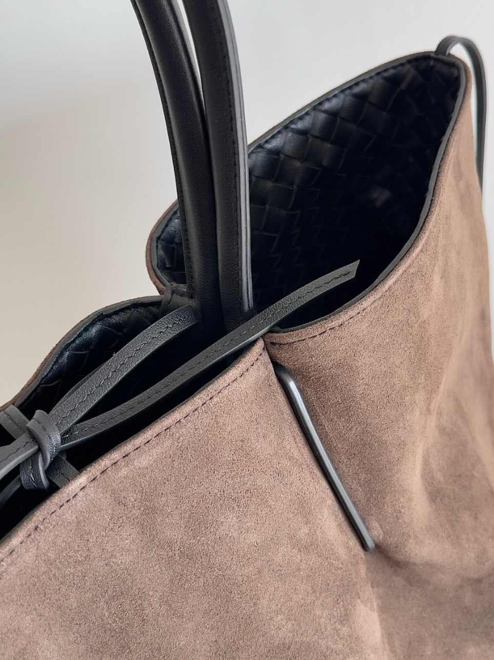 bolsos de lujo mujer Bottega Veneta Pinacoteca Large Bag in Black Intrecciato Calfskin 11 bolsos de lujo mujer Bottega Veneta Pinacoteca Large Bag in Black Intrecciato Calfskin - Image 11