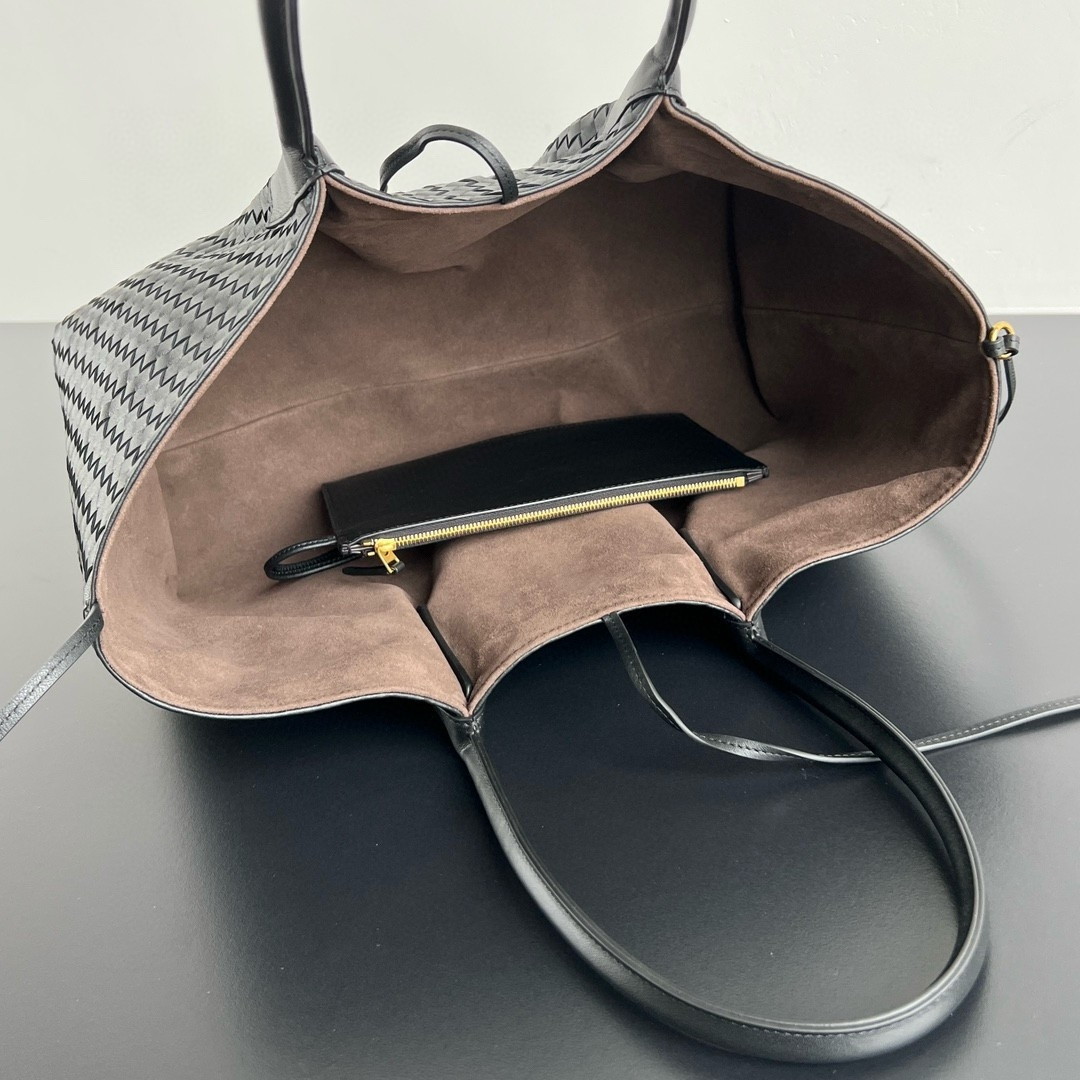 bolsos de lujo mujer Bottega Veneta Pinacoteca Large Bag in Black Intrecciato Calfskin 3 bolsos de lujo mujer Bottega Veneta Pinacoteca Large Bag in Black Intrecciato Calfskin - Image 3
