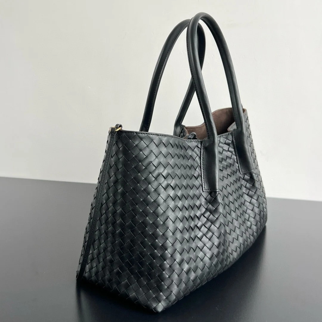 bolsos de lujo mujer Bottega Veneta Pinacoteca Large Bag in Black Intrecciato Calfskin 4 bolsos de lujo mujer Bottega Veneta Pinacoteca Large Bag in Black Intrecciato Calfskin - Image 4