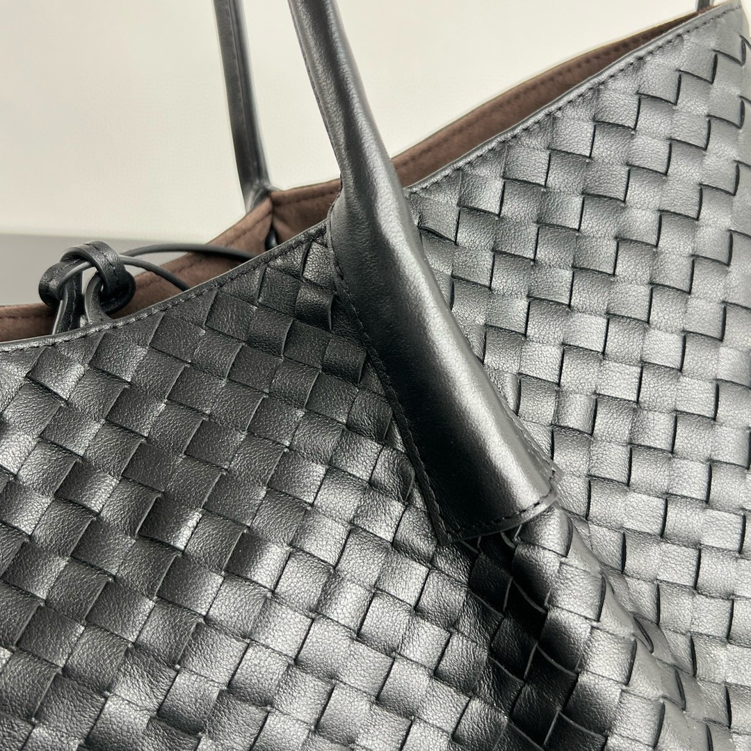 bolsos de lujo mujer Bottega Veneta Pinacoteca Large Bag in Black Intrecciato Calfskin 9 bolsos de lujo mujer Bottega Veneta Pinacoteca Large Bag in Black Intrecciato Calfskin - Image 9