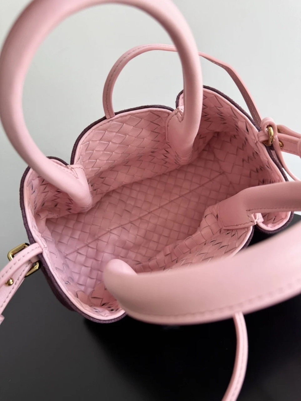 bolsos de lujo mujer Bottega Veneta Pinacoteca Small Bag in Pink Intrecciato Calfskin 2 bolsos de lujo mujer Bottega Veneta Pinacoteca Small Bag in Pink Intrecciato Calfskin - Image 2