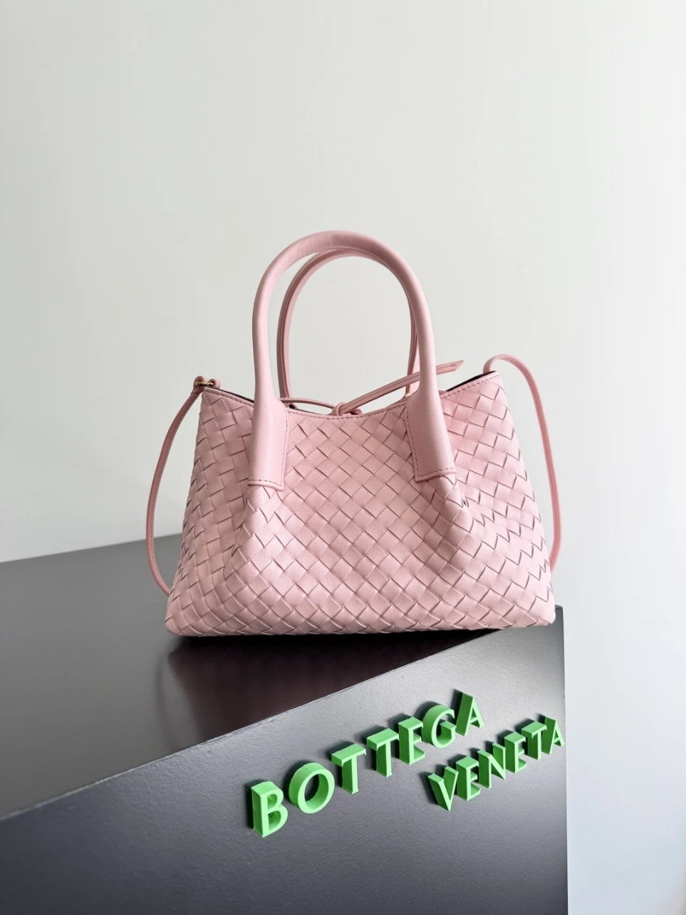 bolsos de lujo mujer Bottega Veneta Pinacoteca Small Bag in Pink Intrecciato Calfskin 3 bolsos de lujo mujer Bottega Veneta Pinacoteca Small Bag in Pink Intrecciato Calfskin - Image 3