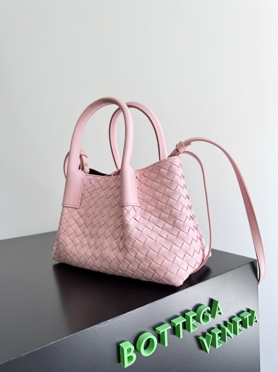 bolsos de lujo mujer Bottega Veneta Pinacoteca Small Bag in Pink Intrecciato Calfskin 4 bolsos de lujo mujer Bottega Veneta Pinacoteca Small Bag in Pink Intrecciato Calfskin - Image 4