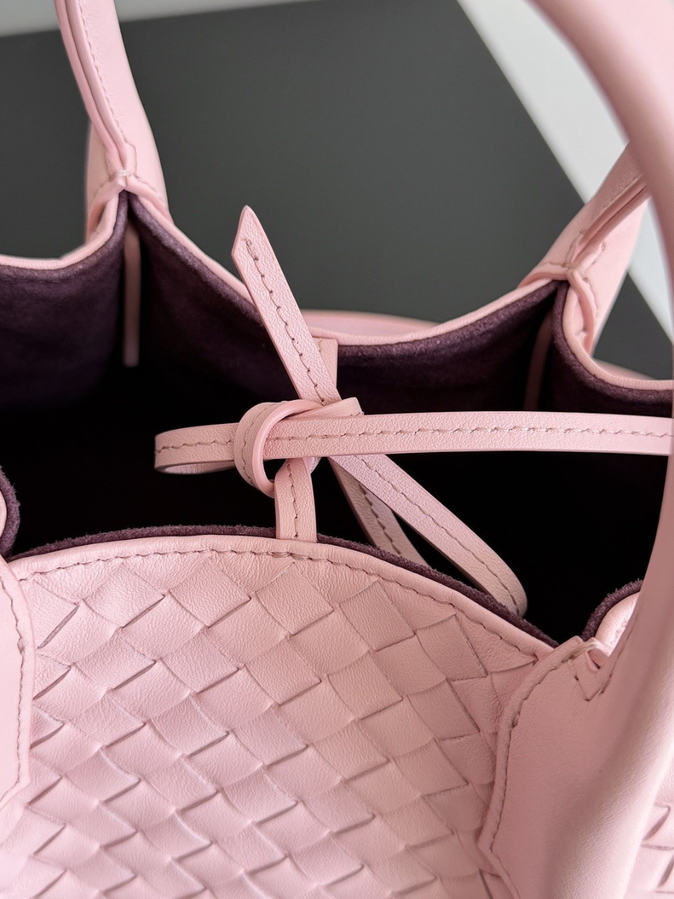 bolsos de lujo mujer Bottega Veneta Pinacoteca Small Bag in Pink Intrecciato Calfskin 6 bolsos de lujo mujer Bottega Veneta Pinacoteca Small Bag in Pink Intrecciato Calfskin - Image 6