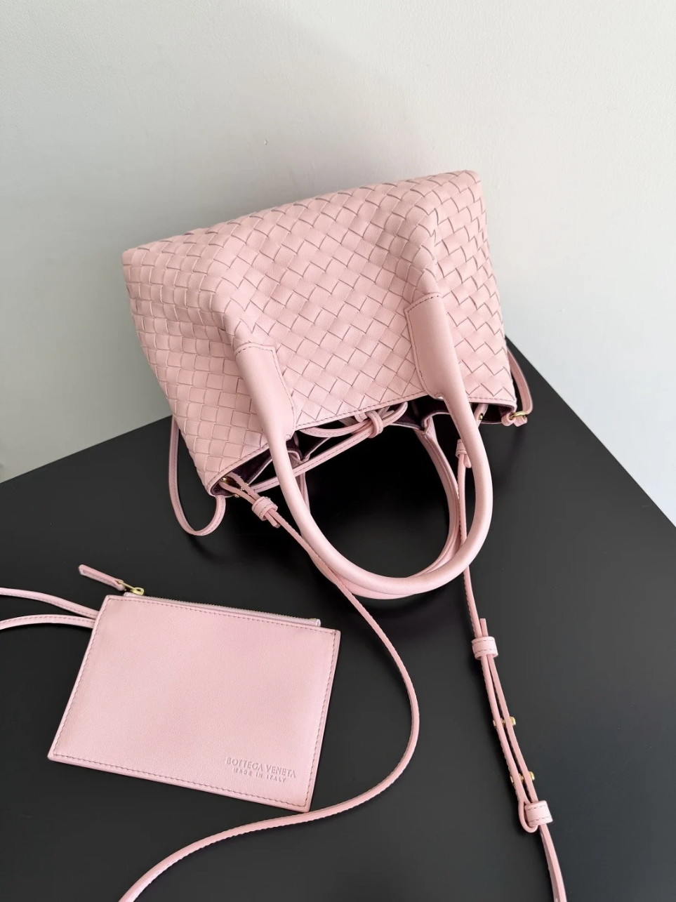 bolsos de lujo mujer Bottega Veneta Pinacoteca Small Bag in Pink Intrecciato Calfskin 7 bolsos de lujo mujer Bottega Veneta Pinacoteca Small Bag in Pink Intrecciato Calfskin - Image 7