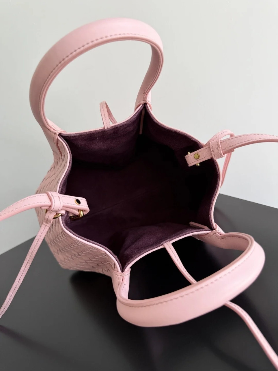 bolsos de lujo mujer Bottega Veneta Pinacoteca Small Bag in Pink Intrecciato Calfskin 9 bolsos de lujo mujer Bottega Veneta Pinacoteca Small Bag in Pink Intrecciato Calfskin - Image 9