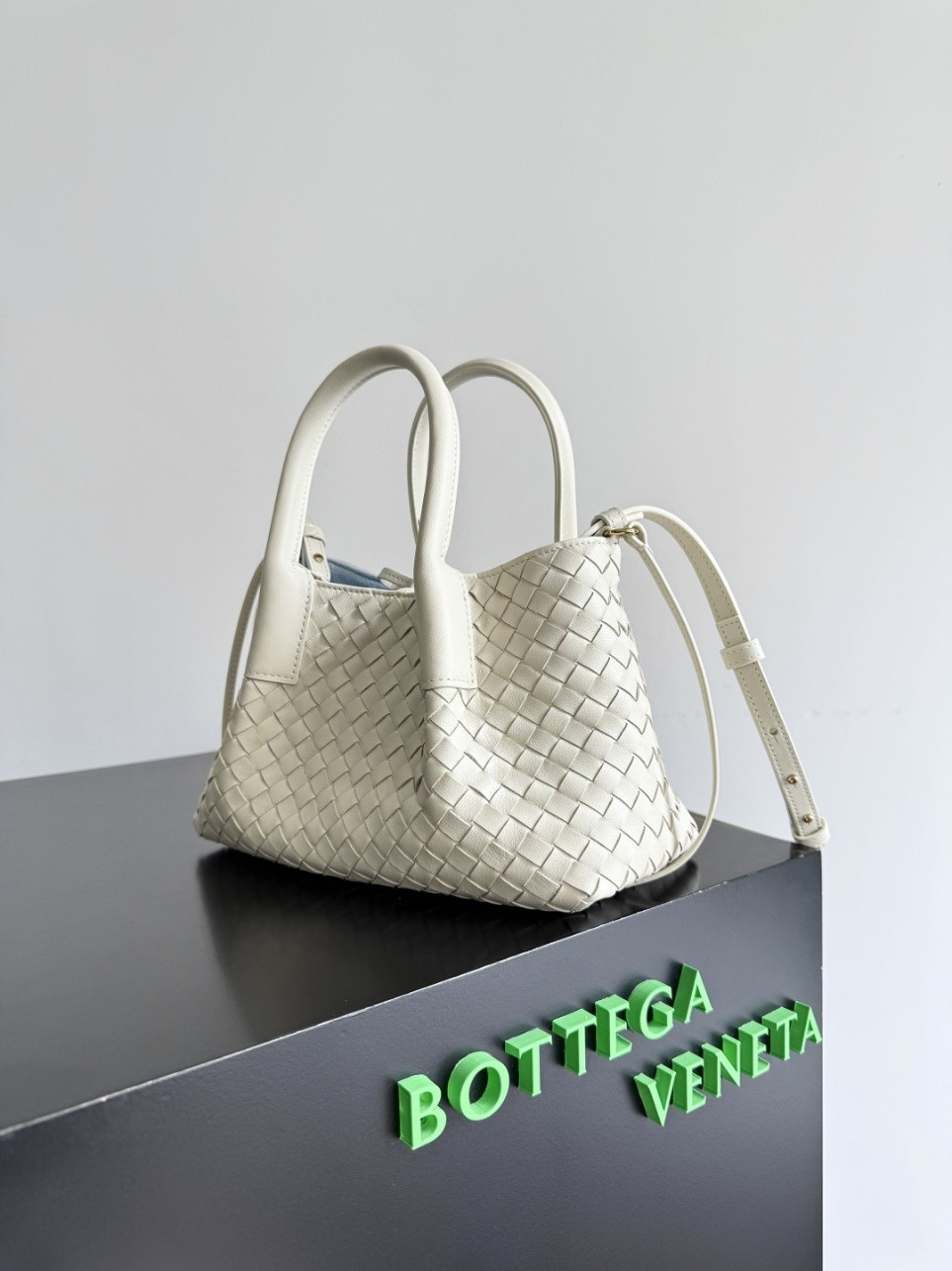 bolsos de lujo mujer Bottega Veneta Pinacoteca Small Bag in Sea Salt Intrecciato Calfskin 2 bolsos de lujo mujer Bottega Veneta Pinacoteca Small Bag in Sea Salt Intrecciato Calfskin - Image 2