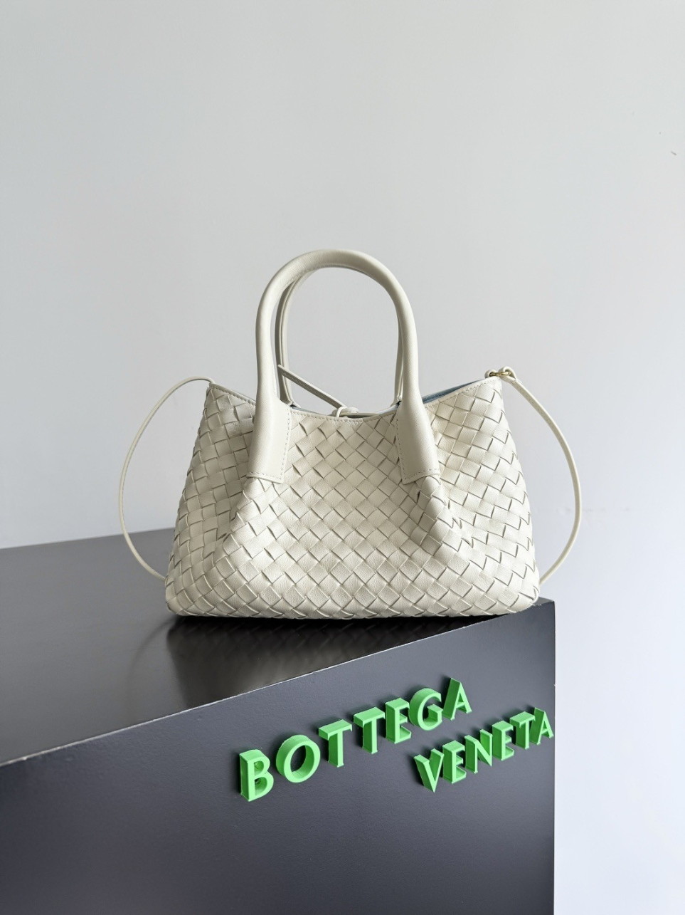 bolsos de lujo mujer Bottega Veneta Pinacoteca Small Bag in Sea Salt Intrecciato Calfskin 3 bolsos de lujo mujer Bottega Veneta Pinacoteca Small Bag in Sea Salt Intrecciato Calfskin - Image 3
