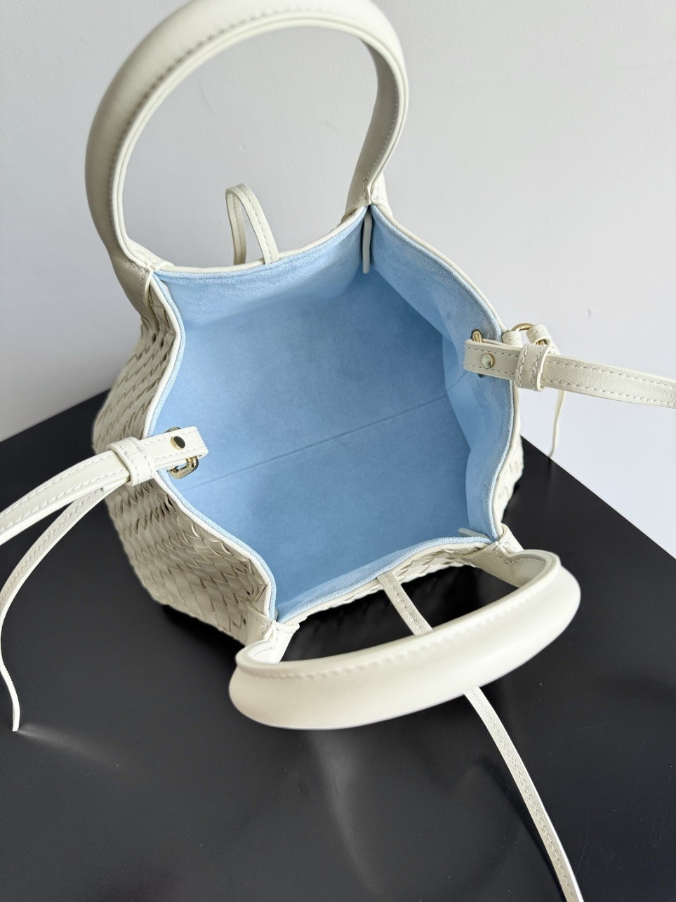 bolsos de lujo mujer Bottega Veneta Pinacoteca Small Bag in Sea Salt Intrecciato Calfskin 6 bolsos de lujo mujer Bottega Veneta Pinacoteca Small Bag in Sea Salt Intrecciato Calfskin - Image 6