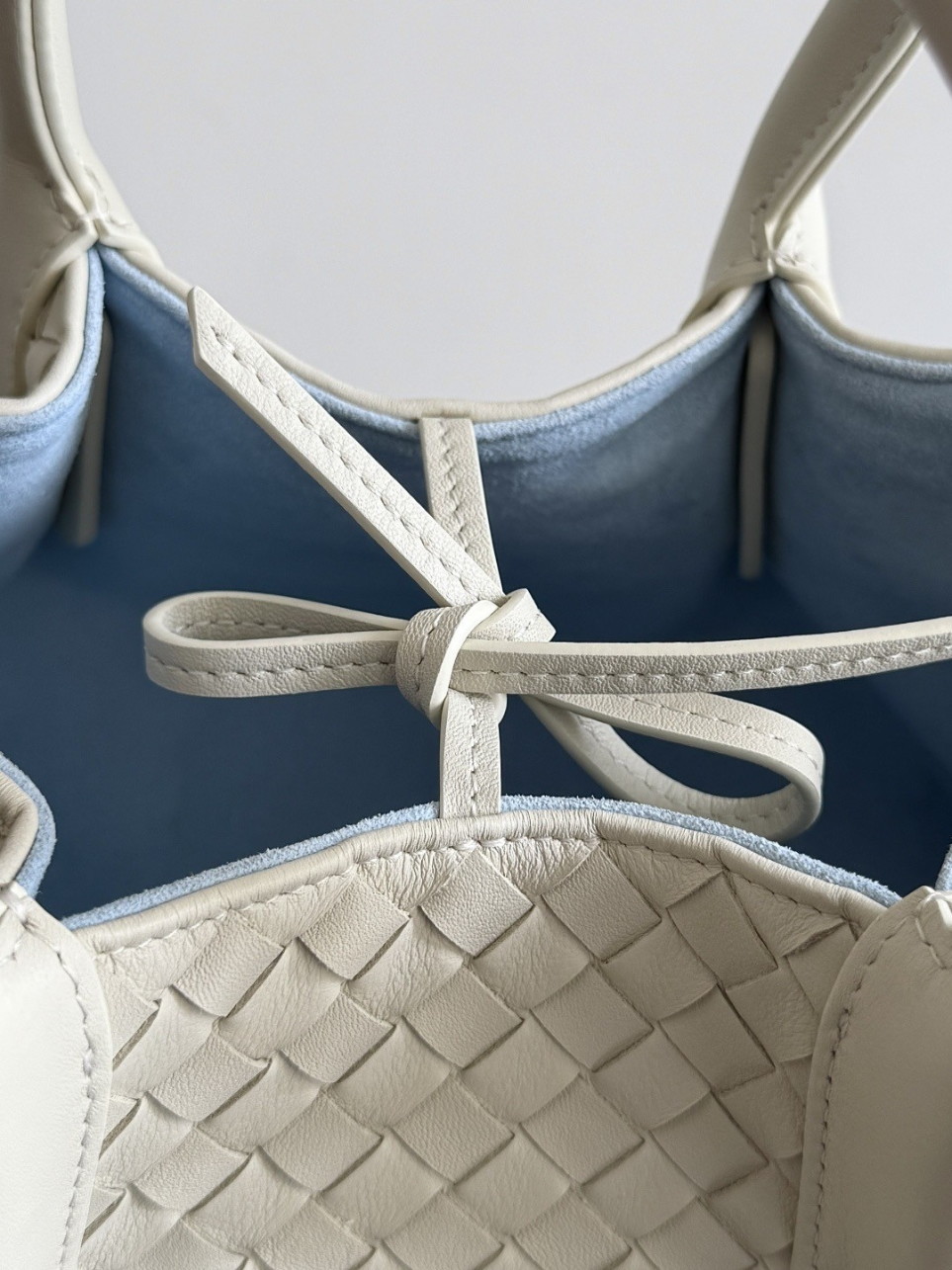 bolsos de lujo mujer Bottega Veneta Pinacoteca Small Bag in Sea Salt Intrecciato Calfskin 8 bolsos de lujo mujer Bottega Veneta Pinacoteca Small Bag in Sea Salt Intrecciato Calfskin - Image 8